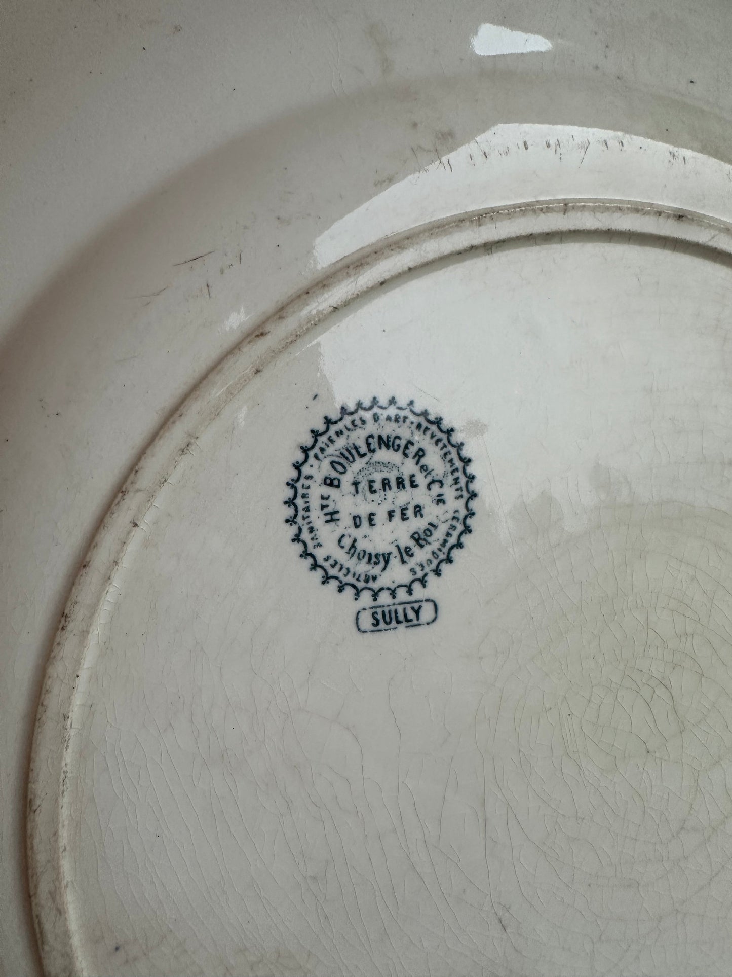 Très grand plat rond de service en terre de fer Luneville De Raymonde à Zoé