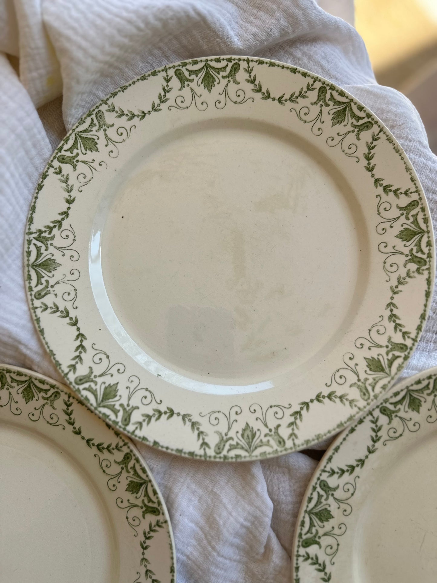 4 assiettes plates terre de fer De Raymonde à Zoé