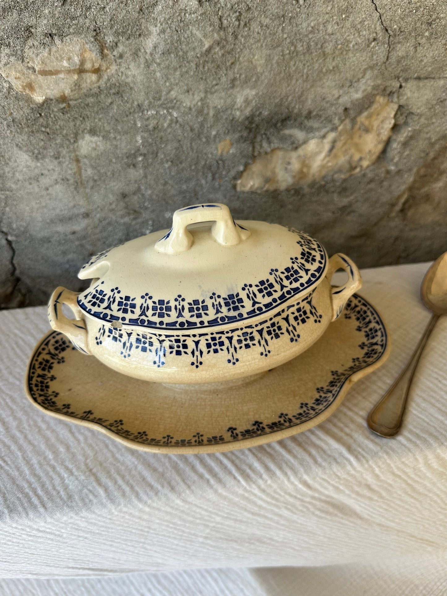 Saucière ancienne sur dormant en terre de fer De Raymonde à Zoé