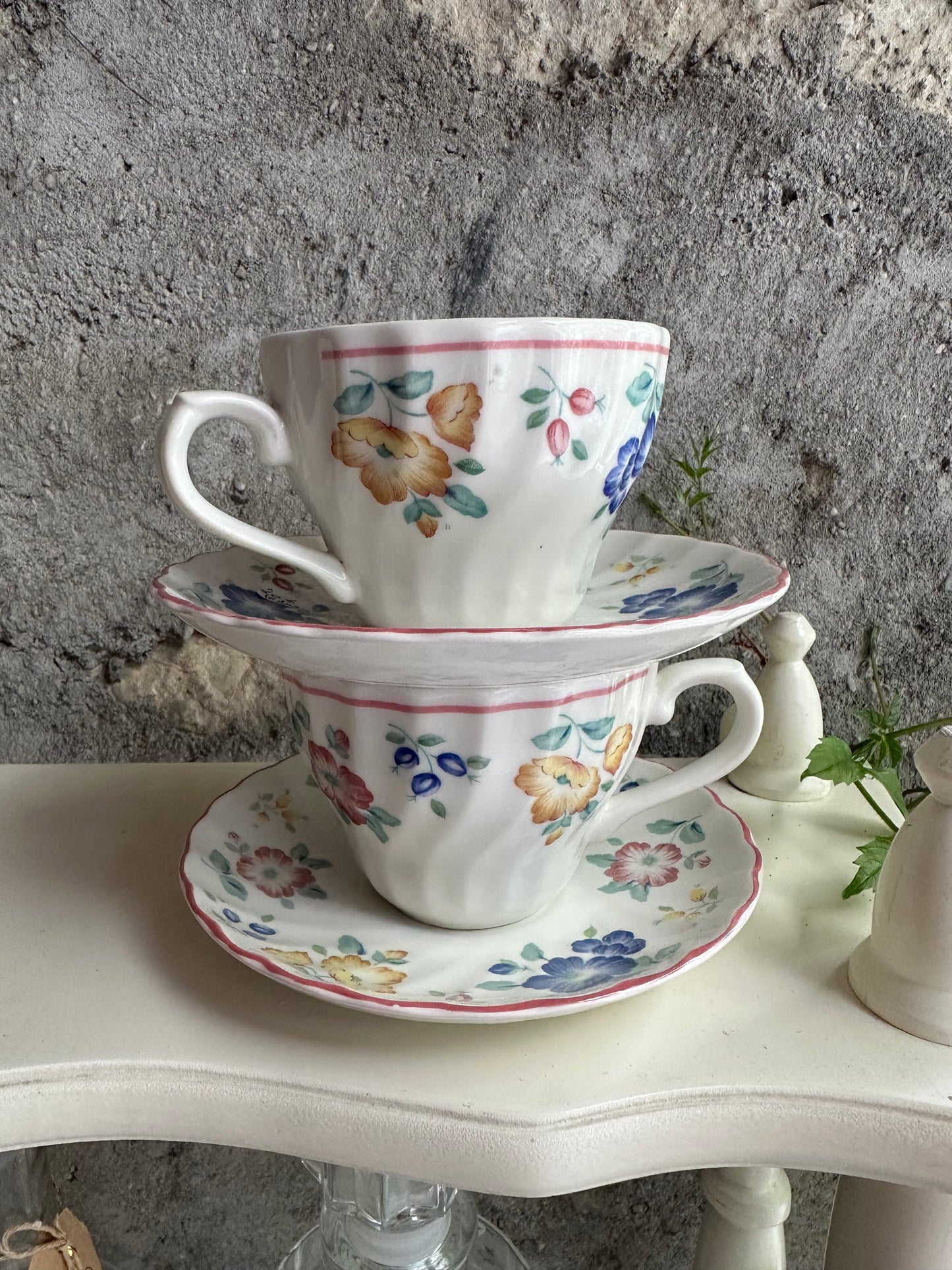 Duo de tasses à thé/cafe allongé et leur soucoupe assortie. De Raymonde à Zoé
