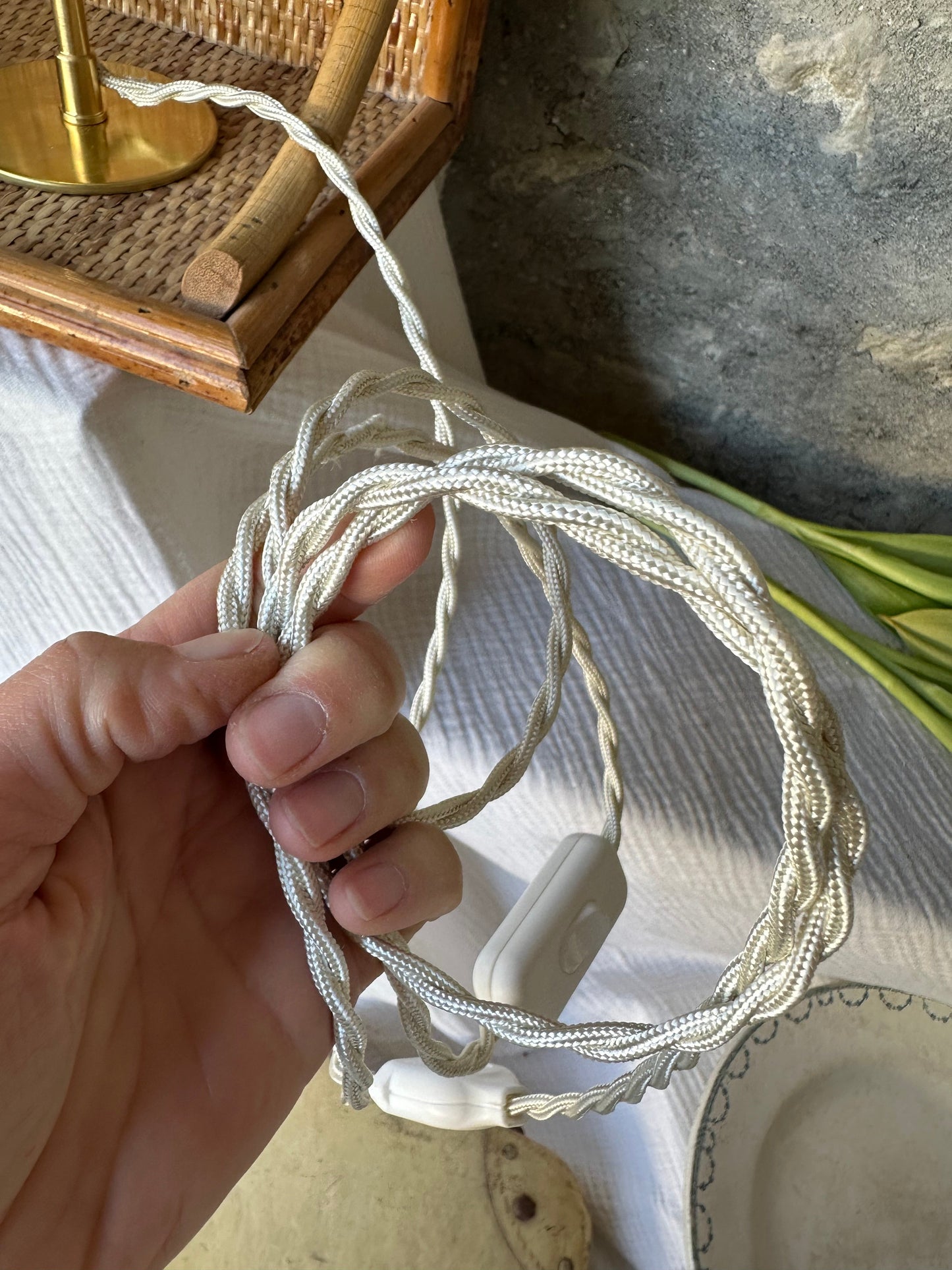 Lampe sur pied, globe chiné et cordon torsadé ivoire en tissu De Raymonde à Zoé