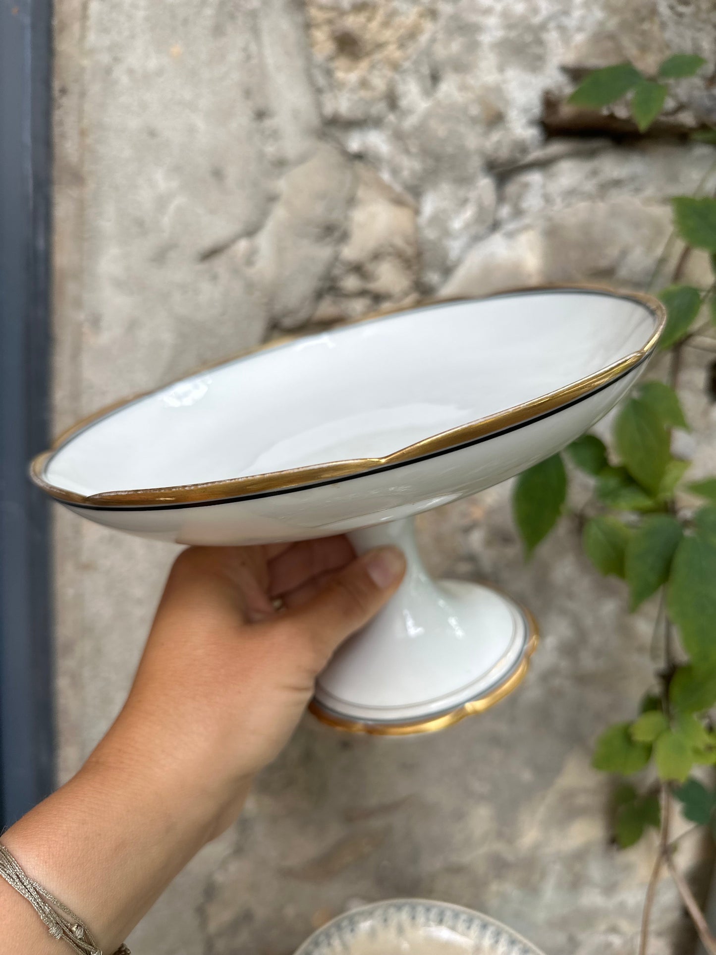 Plat sur pied en porcelaine De Raymonde à Zoé