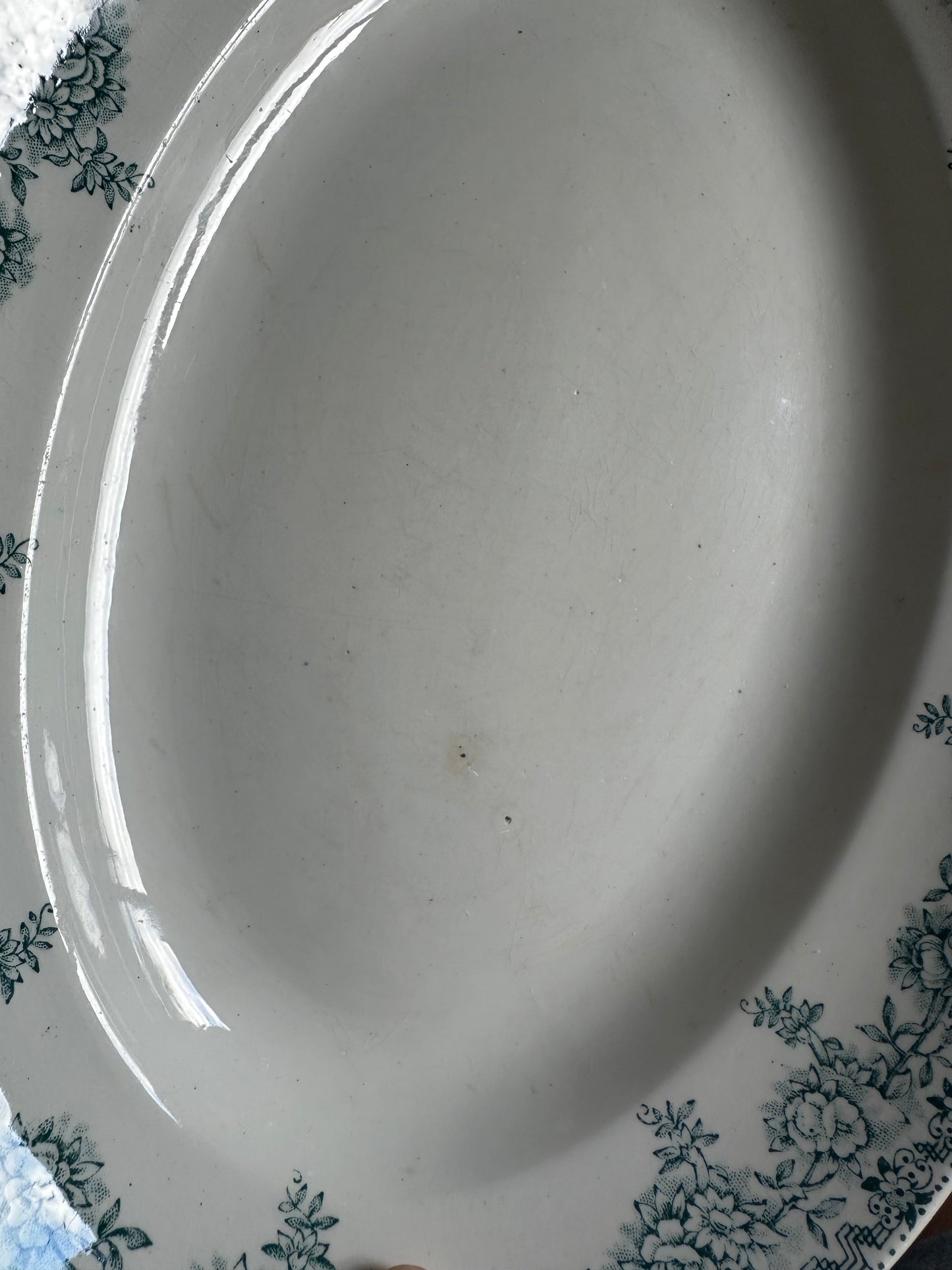 Grand plat oval de service en terre de fer De Raymonde à Zoé