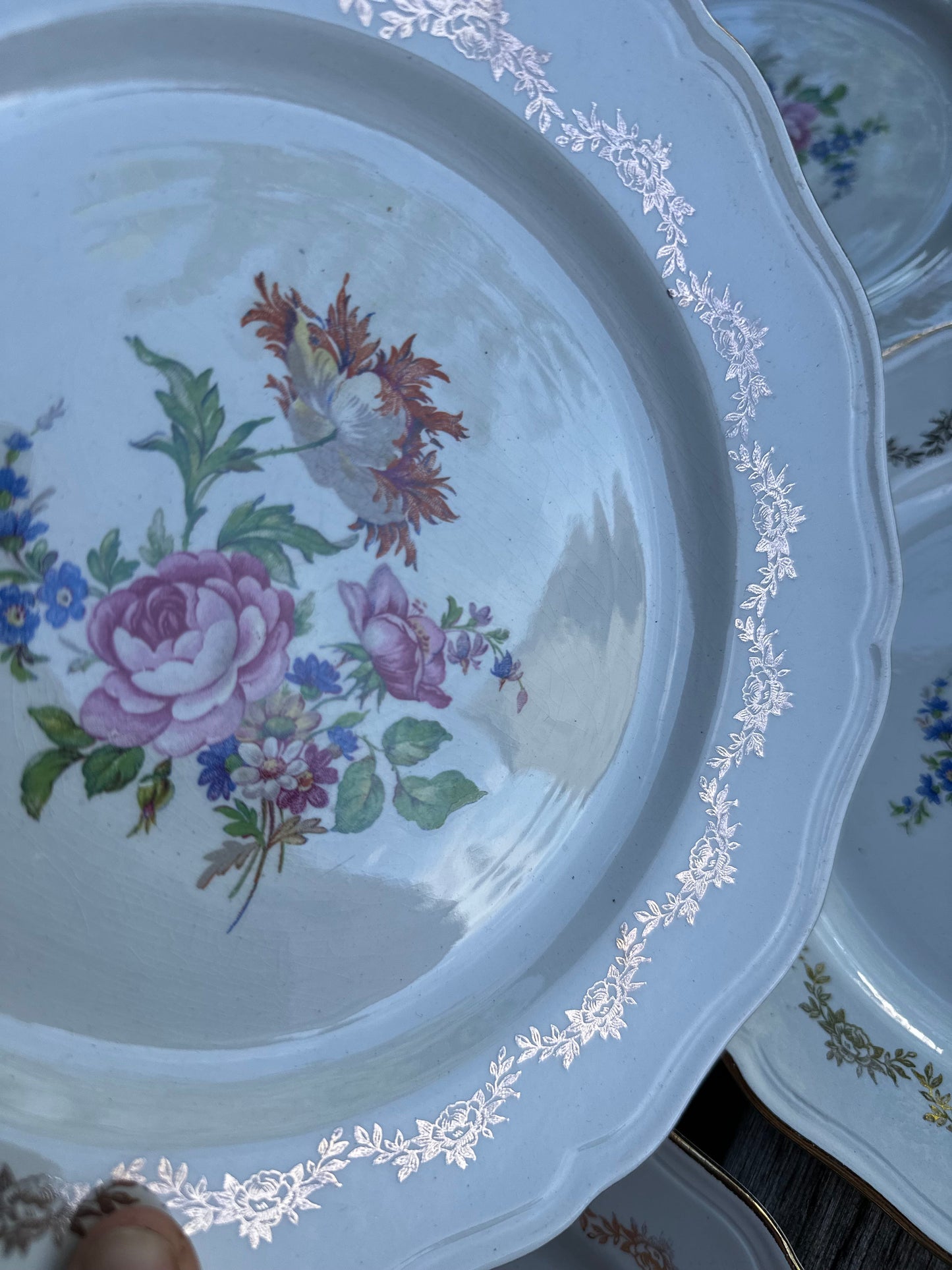 Ensemble de 5 assiettes plates en porcelaine fleurie De Raymonde à Zoé