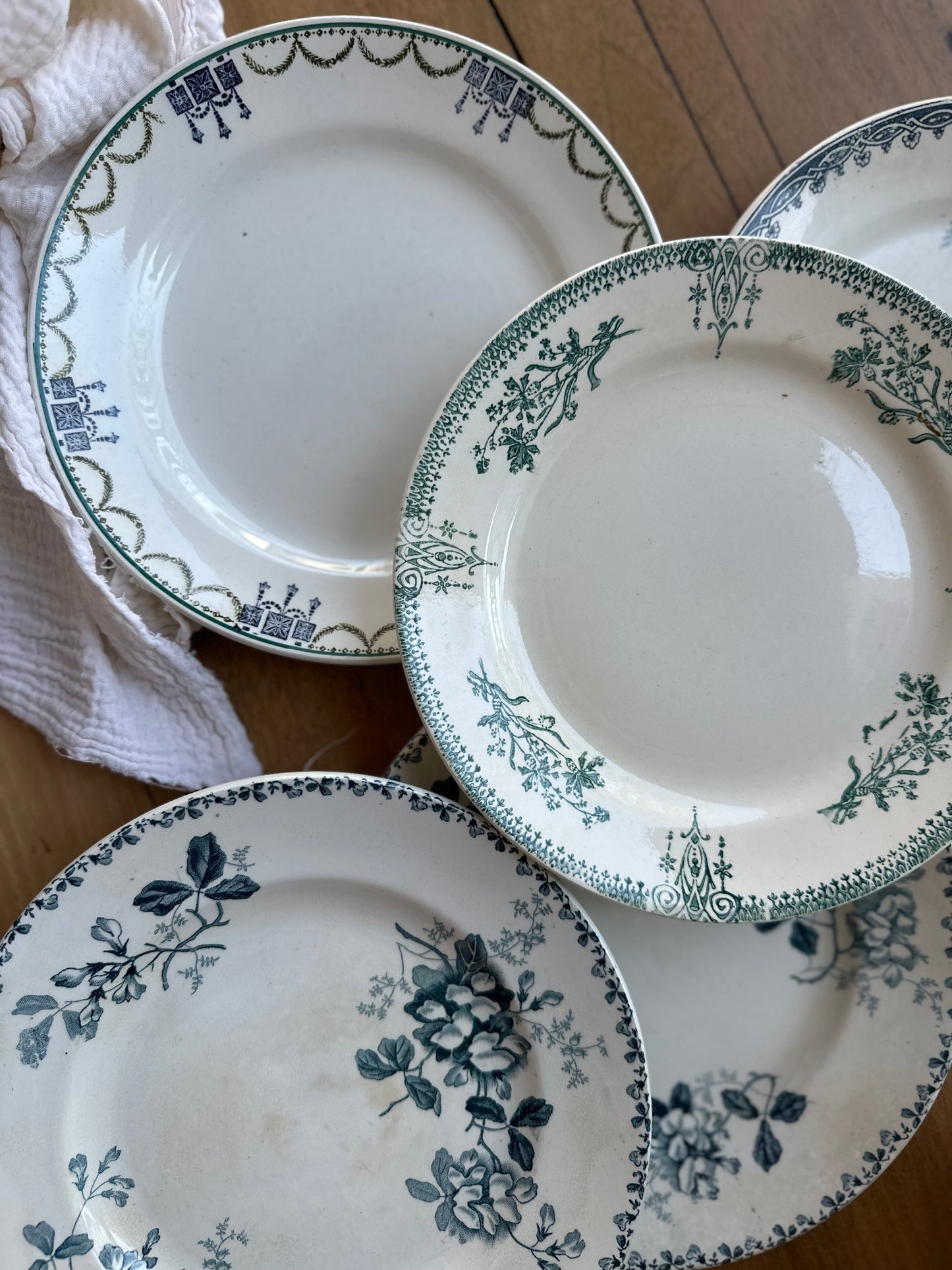Assiette plate terre de fer De Raymonde à Zoé