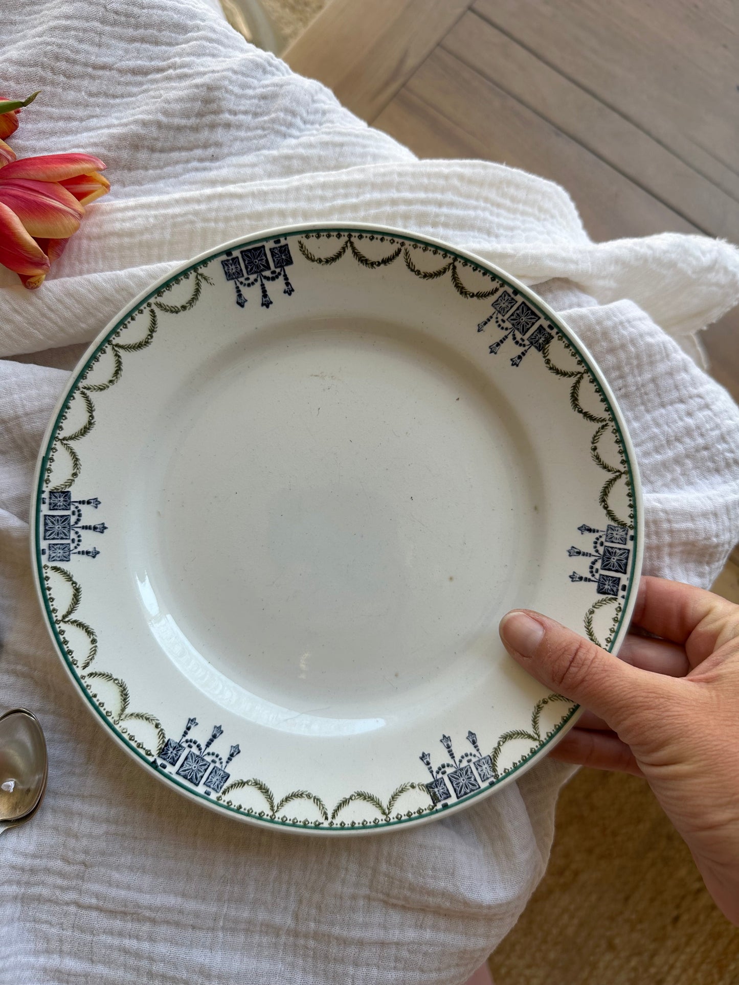 Assiette plate terre de fer De Raymonde à Zoé