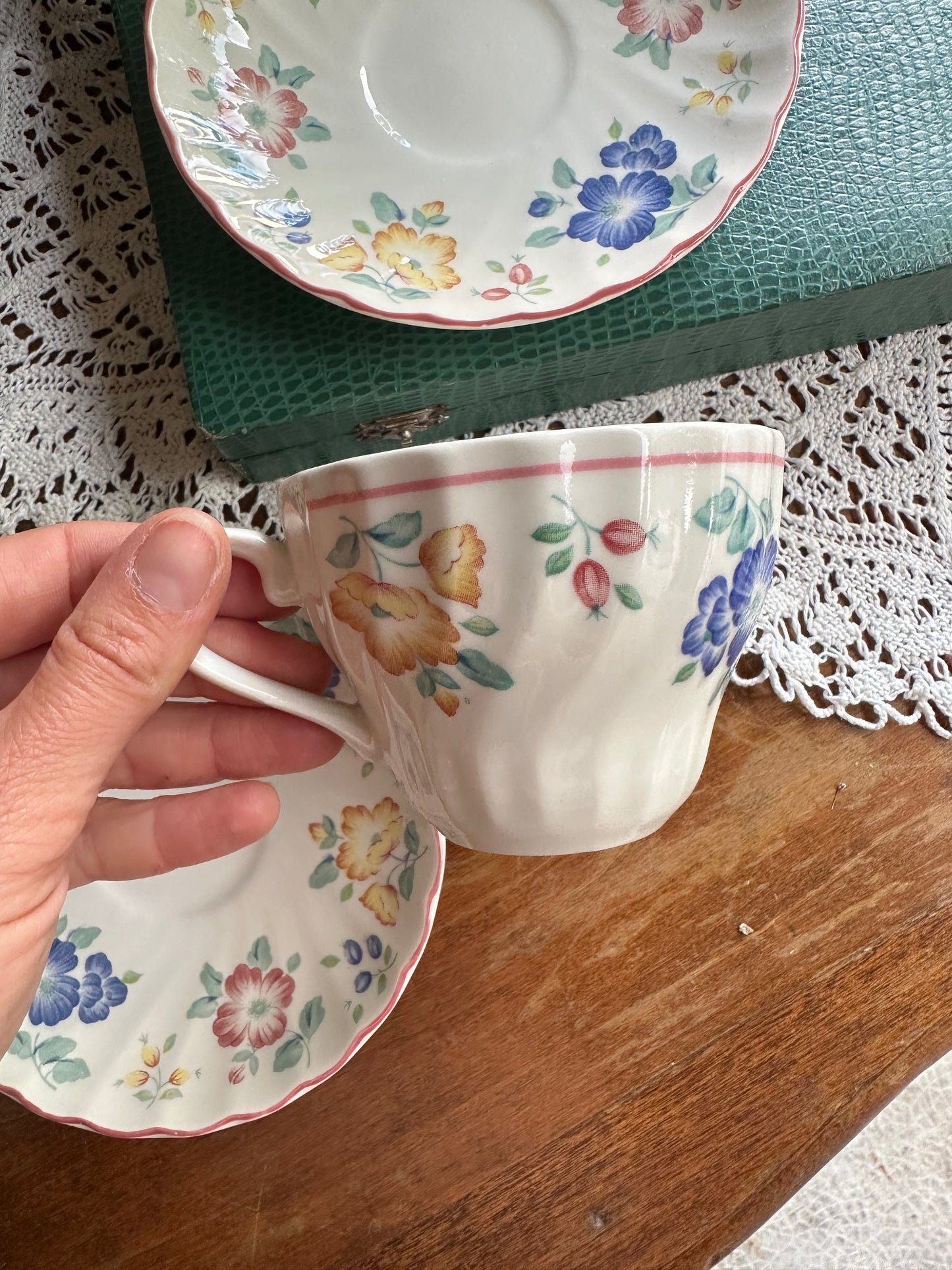 Duo de tasses à thé/cafe allongé et leur soucoupe assortie. De Raymonde à Zoé
