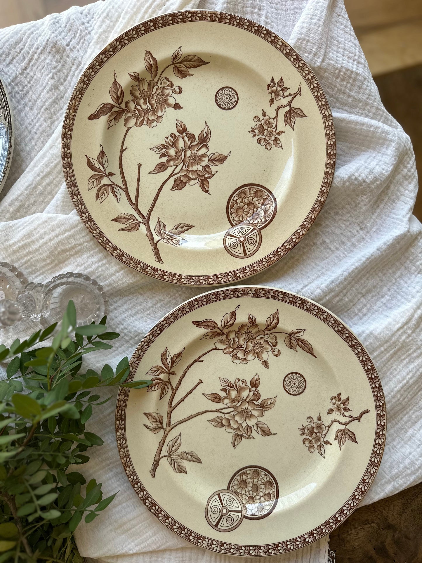 Duo d’assiettes plates terre de fer De Raymonde à Zoé