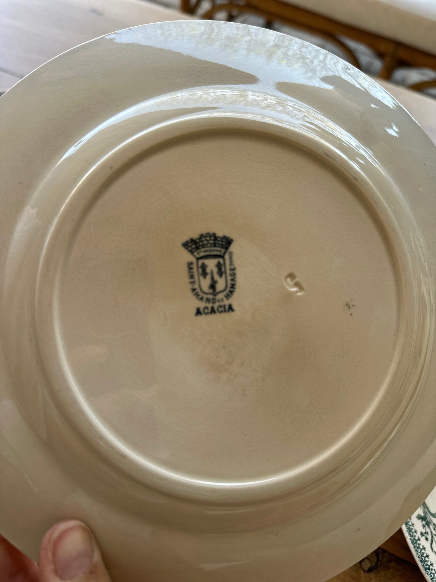 Assiette plate terre de fer De Raymonde à Zoé