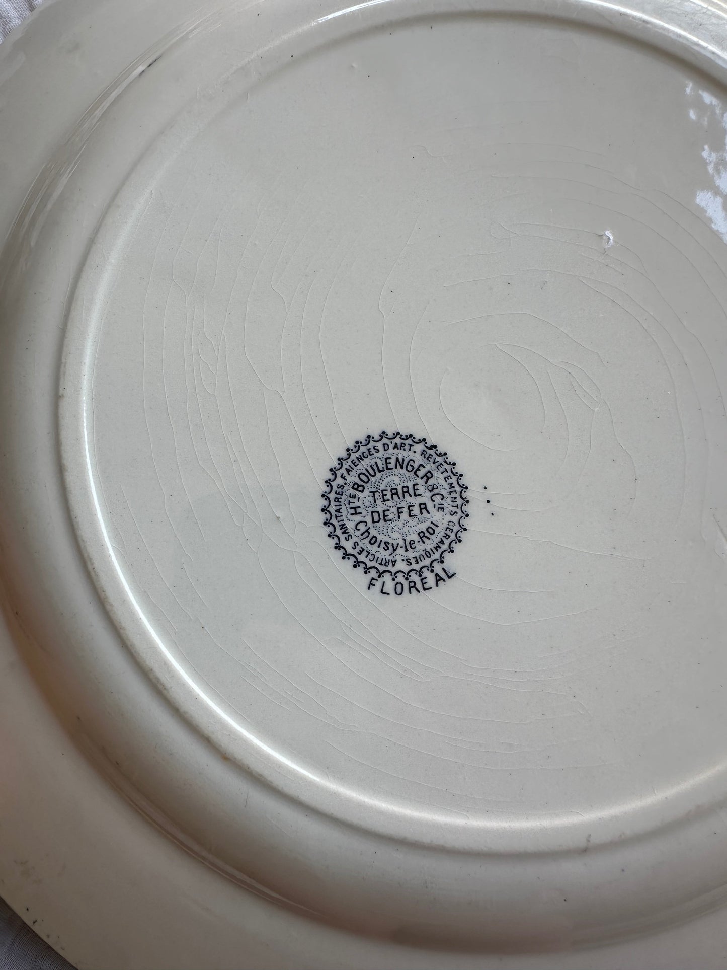 Tres grand plat rond de service en terre de fer De Raymonde à Zoé