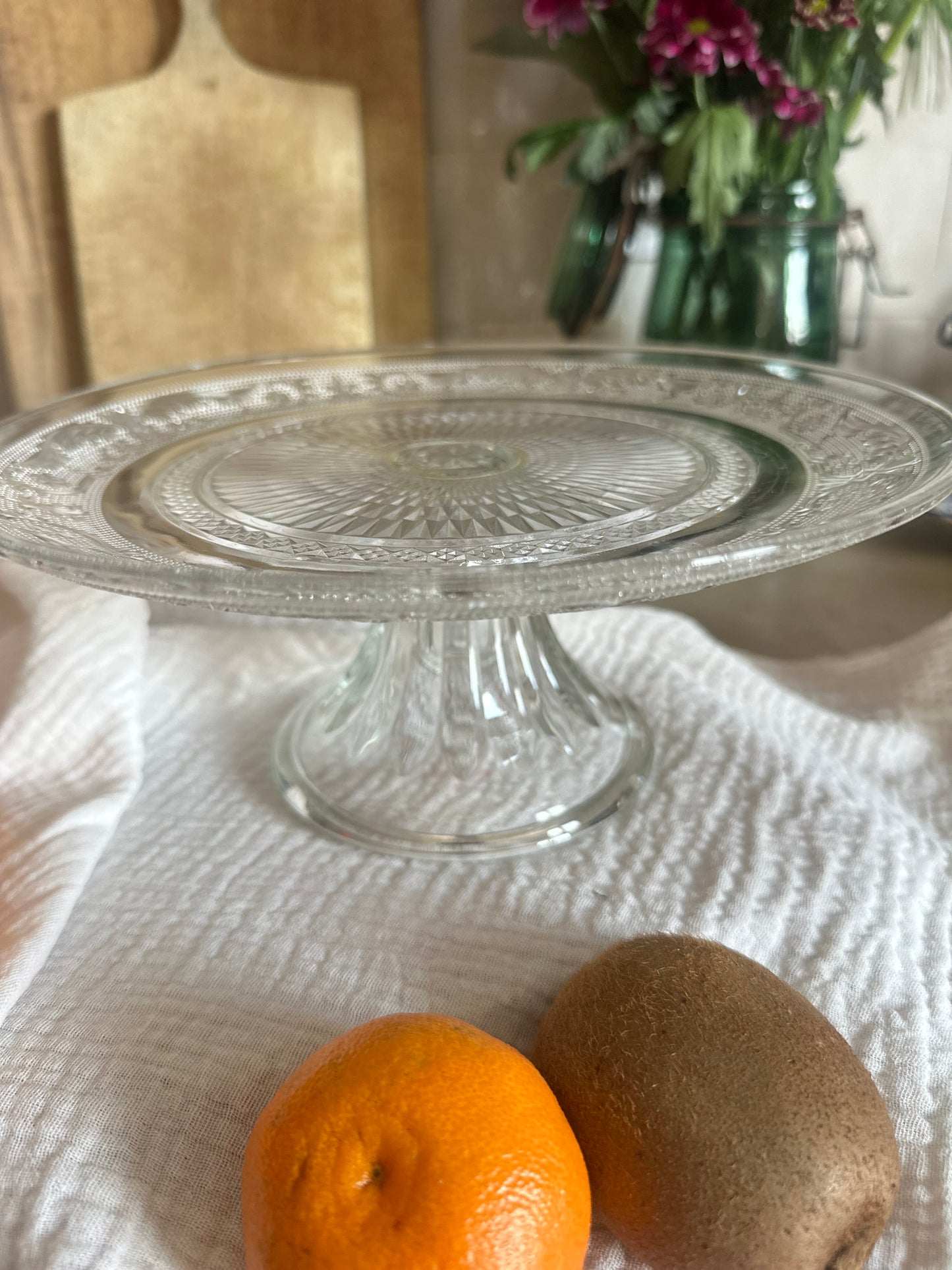 Plat sur pied en verre moulé