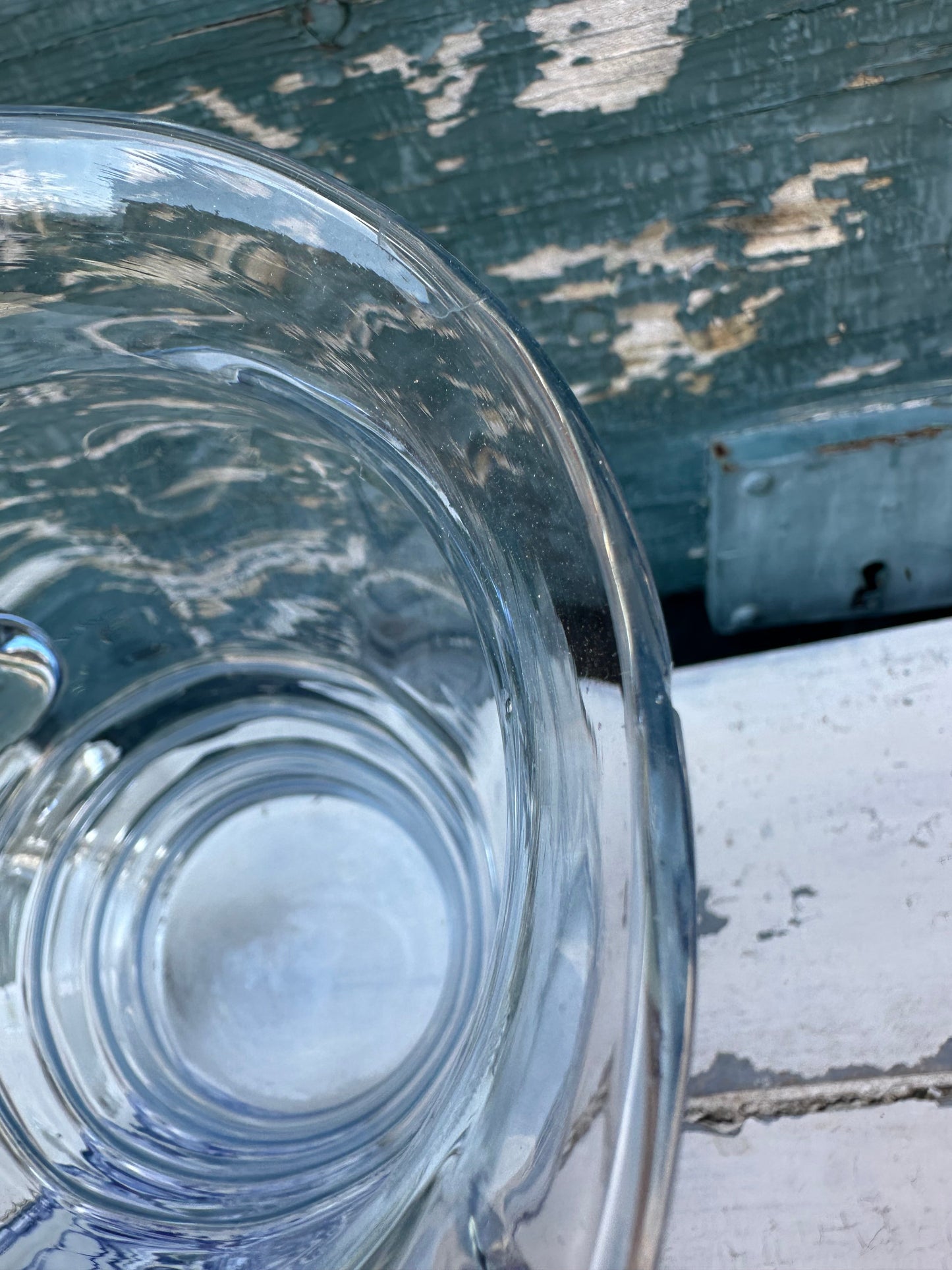 Carafe en verre bleue De Raymonde à Zoé