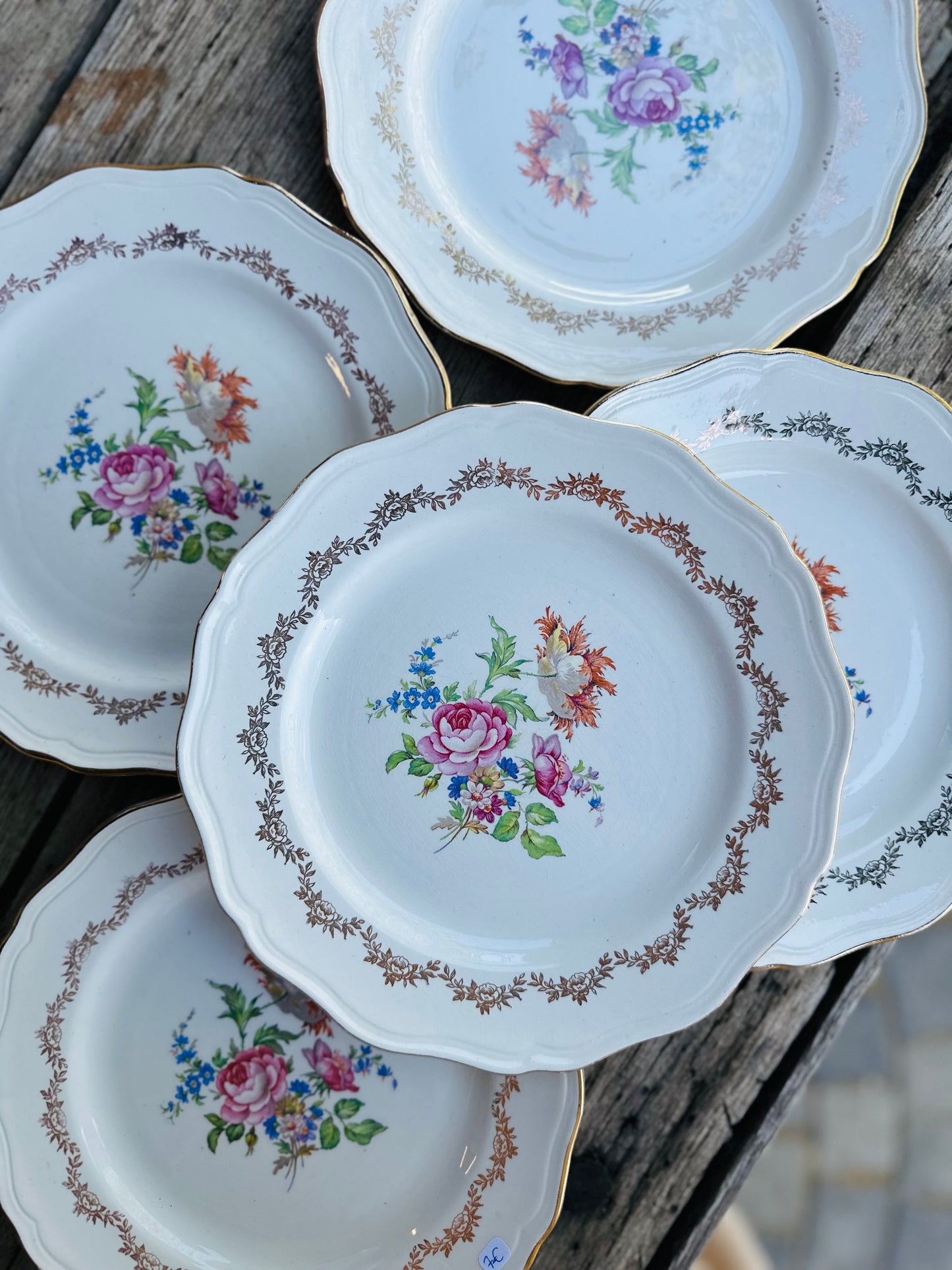 Ensemble de 5 assiettes plates en porcelaine fleurie De Raymonde à Zoé