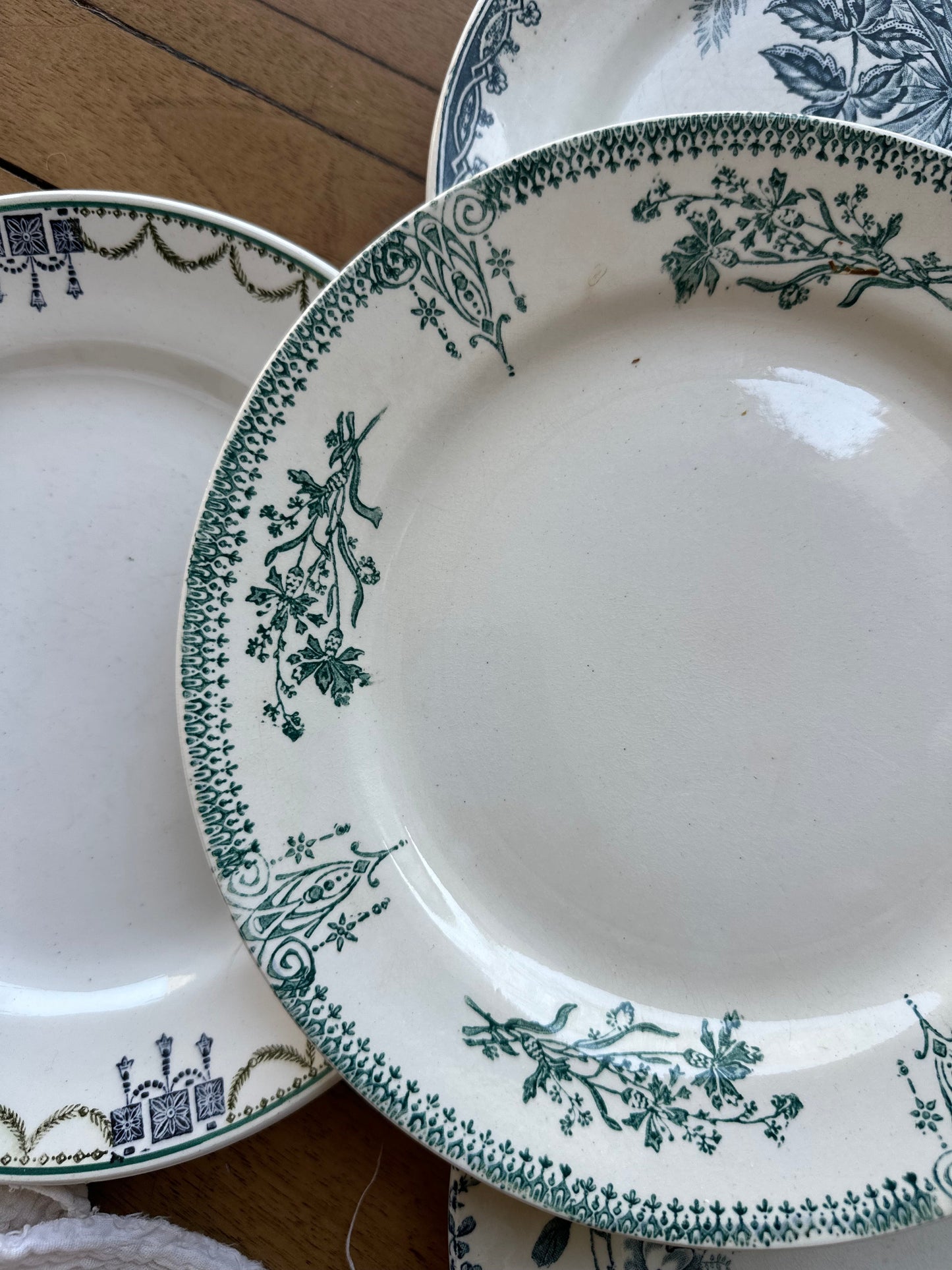 Assiette plate terre de fer De Raymonde à Zoé