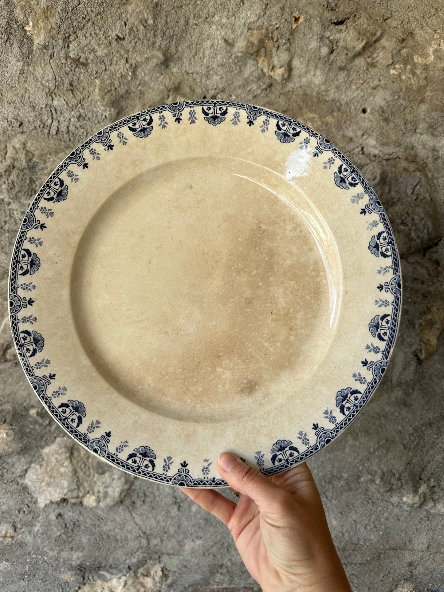 Très grand plat rond de service en terre de fer De Raymonde à Zoé