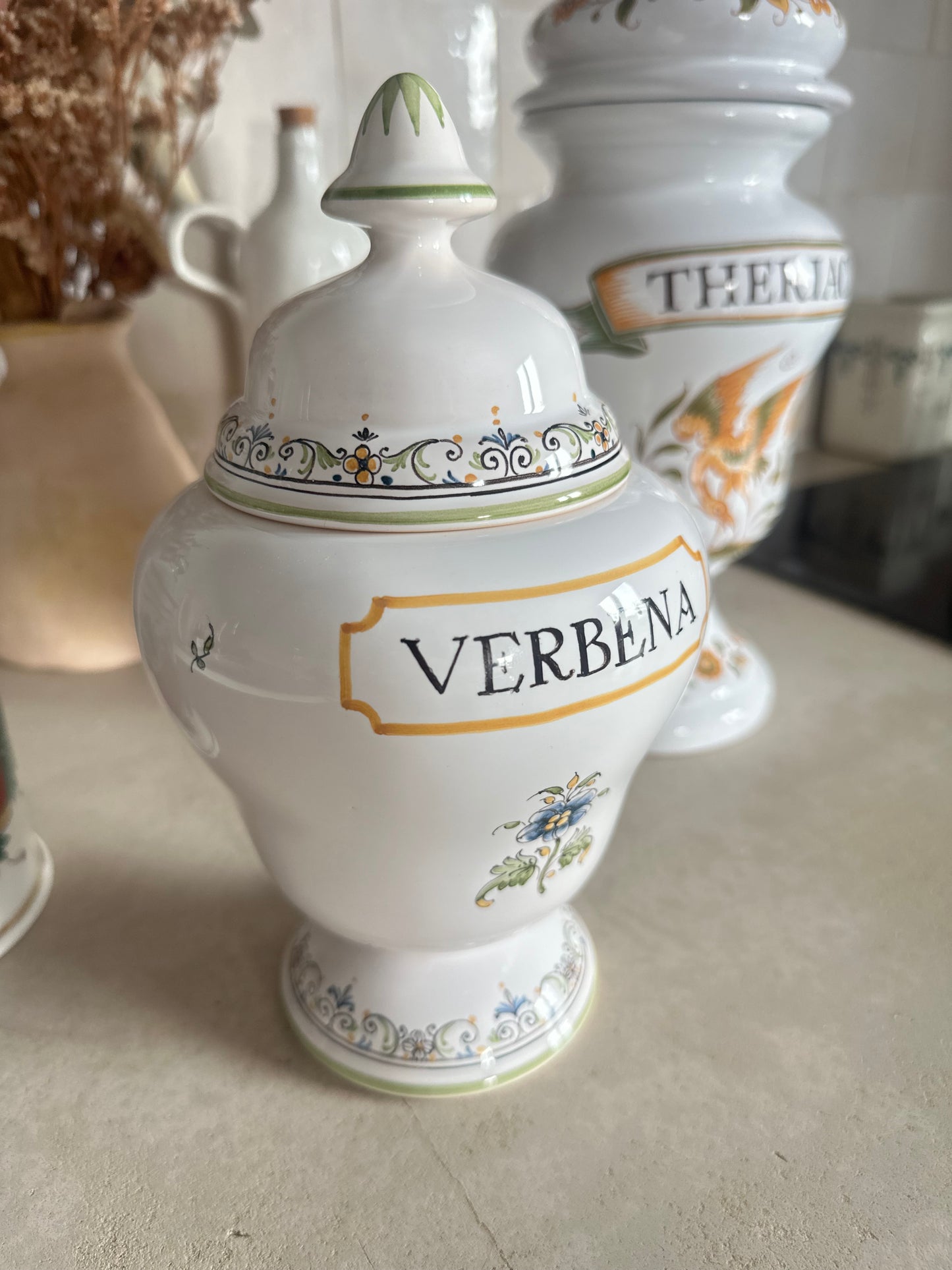 Pot à pharmacie « Verbena » en faïence de Moustiers