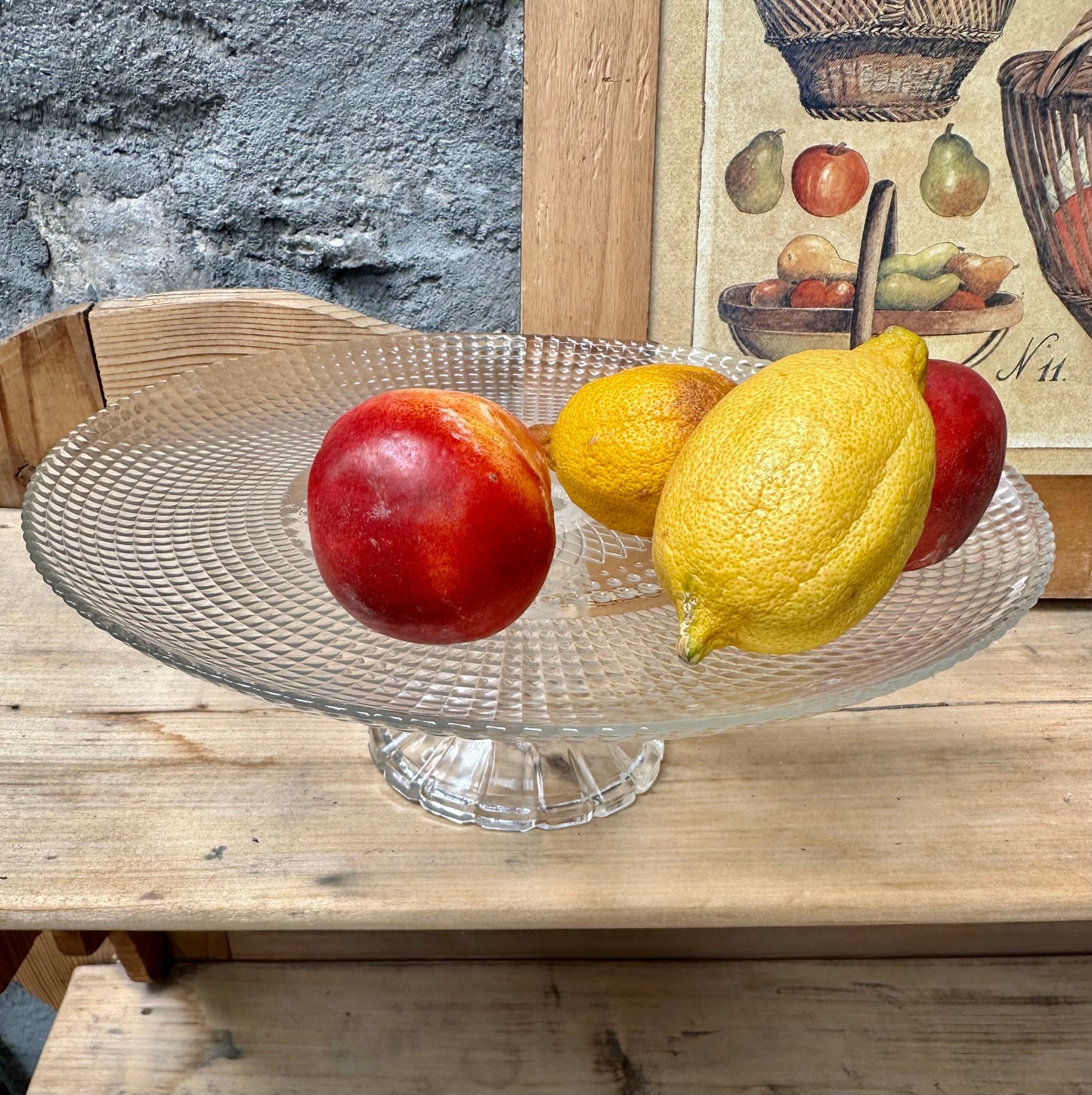 Plat sur pied en verre moulé De Raymonde à Zoé