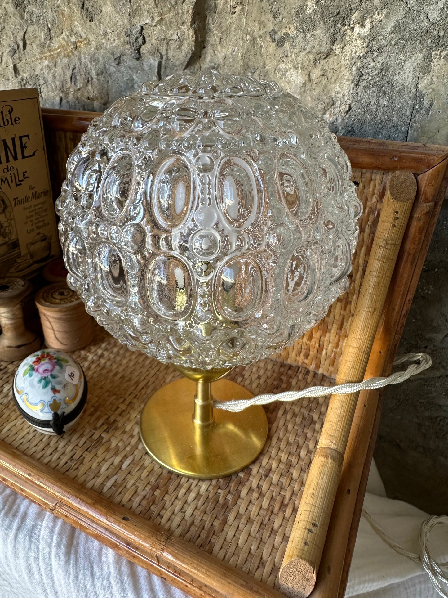 Lampe sur pied, globe chiné et cordon torsadé ivoire en tissu De Raymonde à Zoé