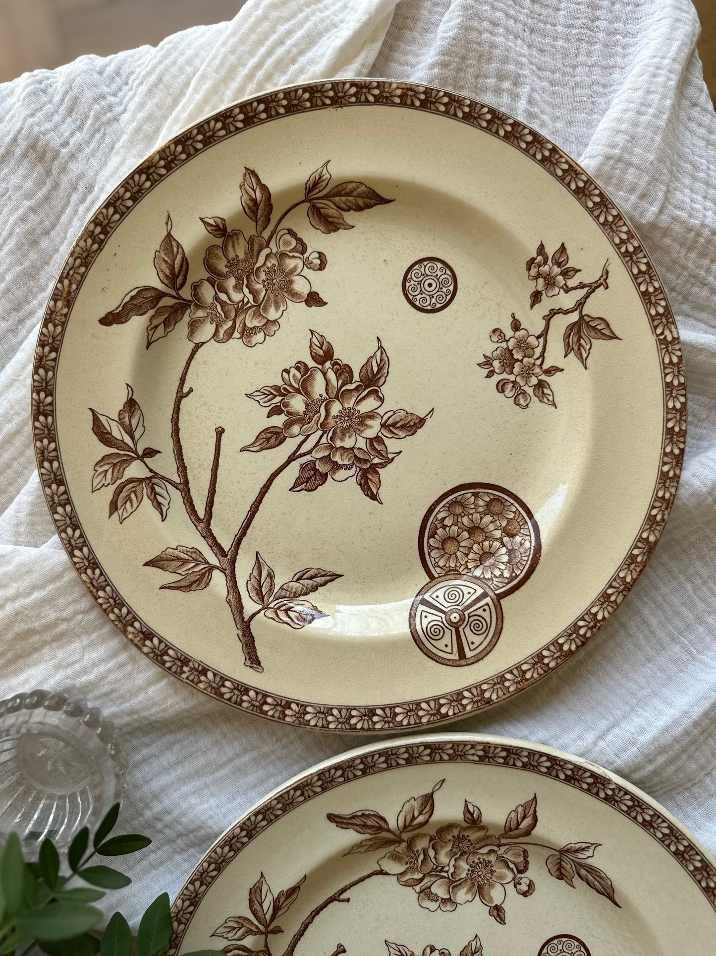 Duo d’assiettes plates terre de fer De Raymonde à Zoé