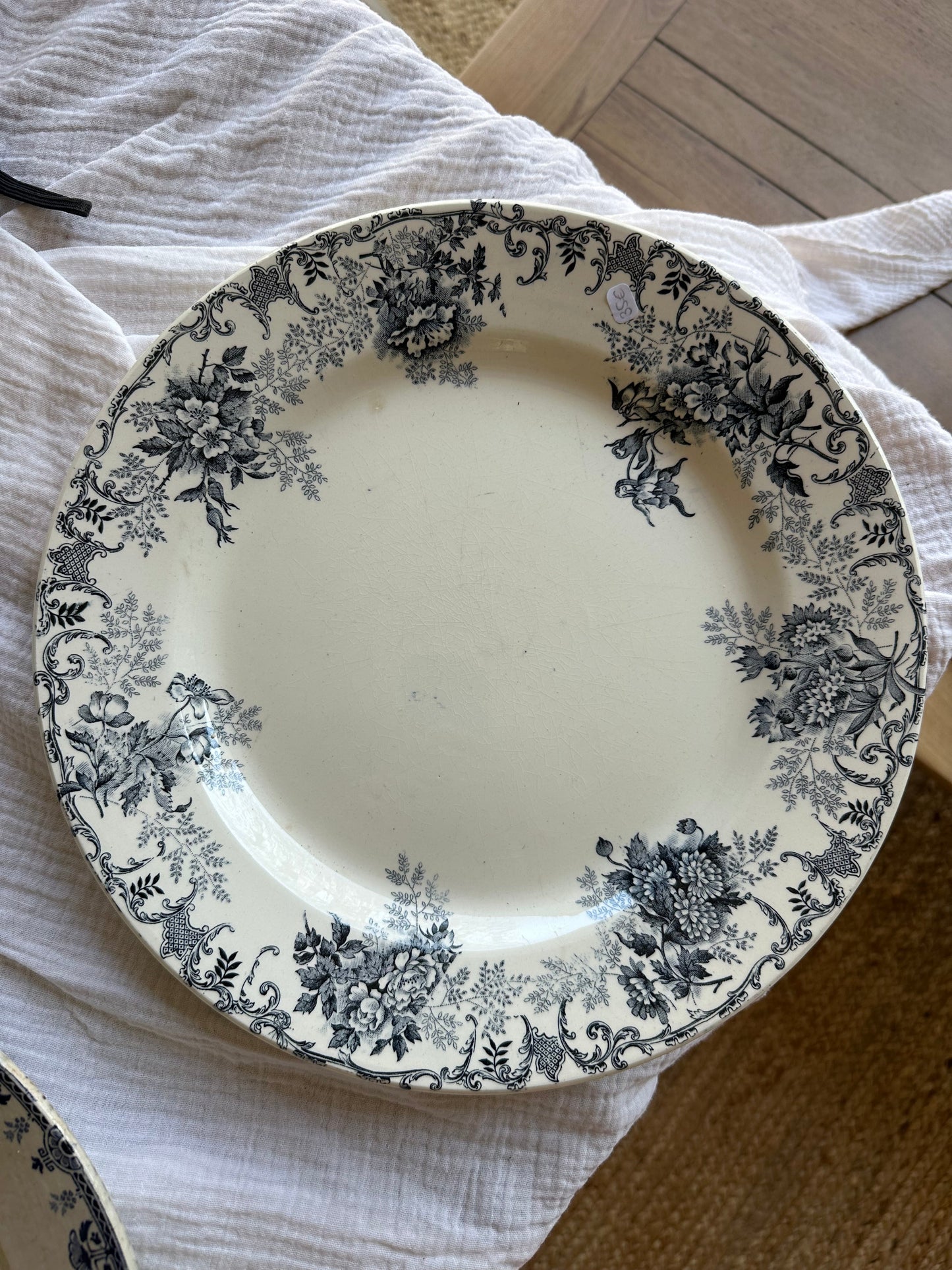 Tres grand plat rond de service en terre de fer De Raymonde à Zoé