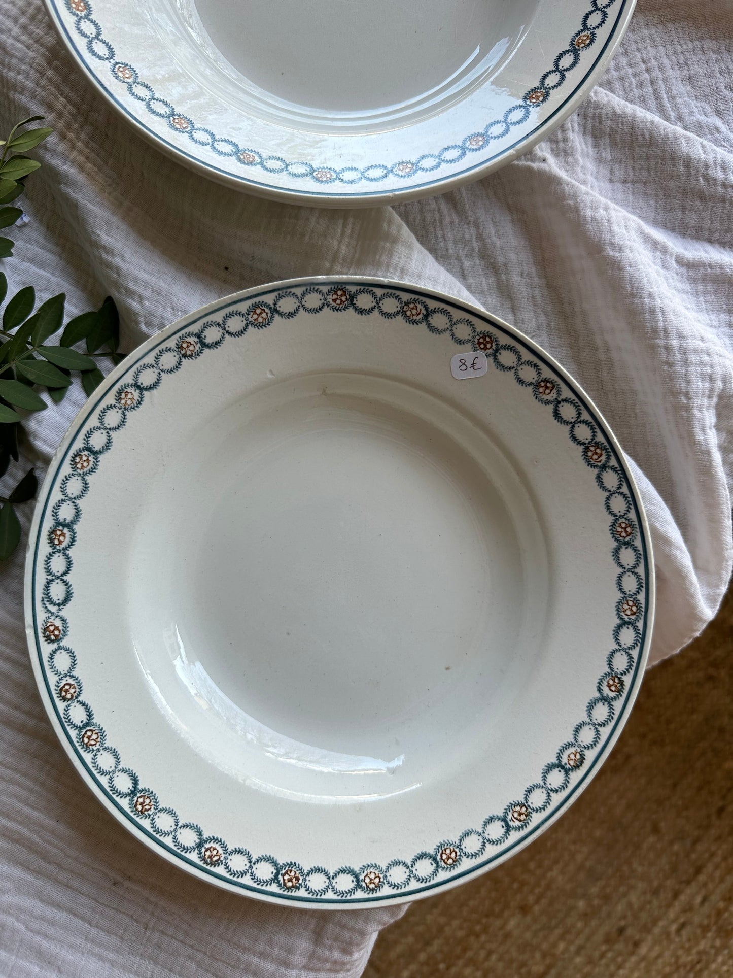 Duo d’Assiettes creuses terre de fer Longwy De Raymonde à Zoé
