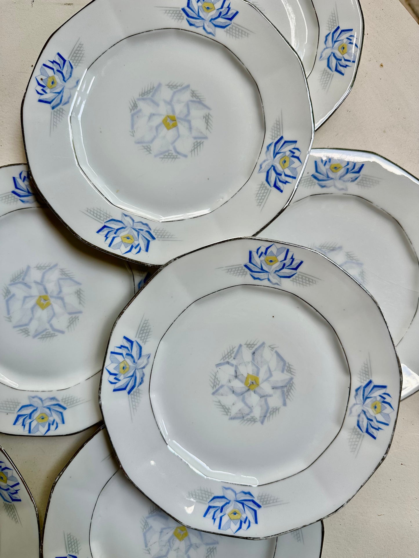 7 assiettes à dessert en porcelaine de Limoges De Raymonde à Zoé