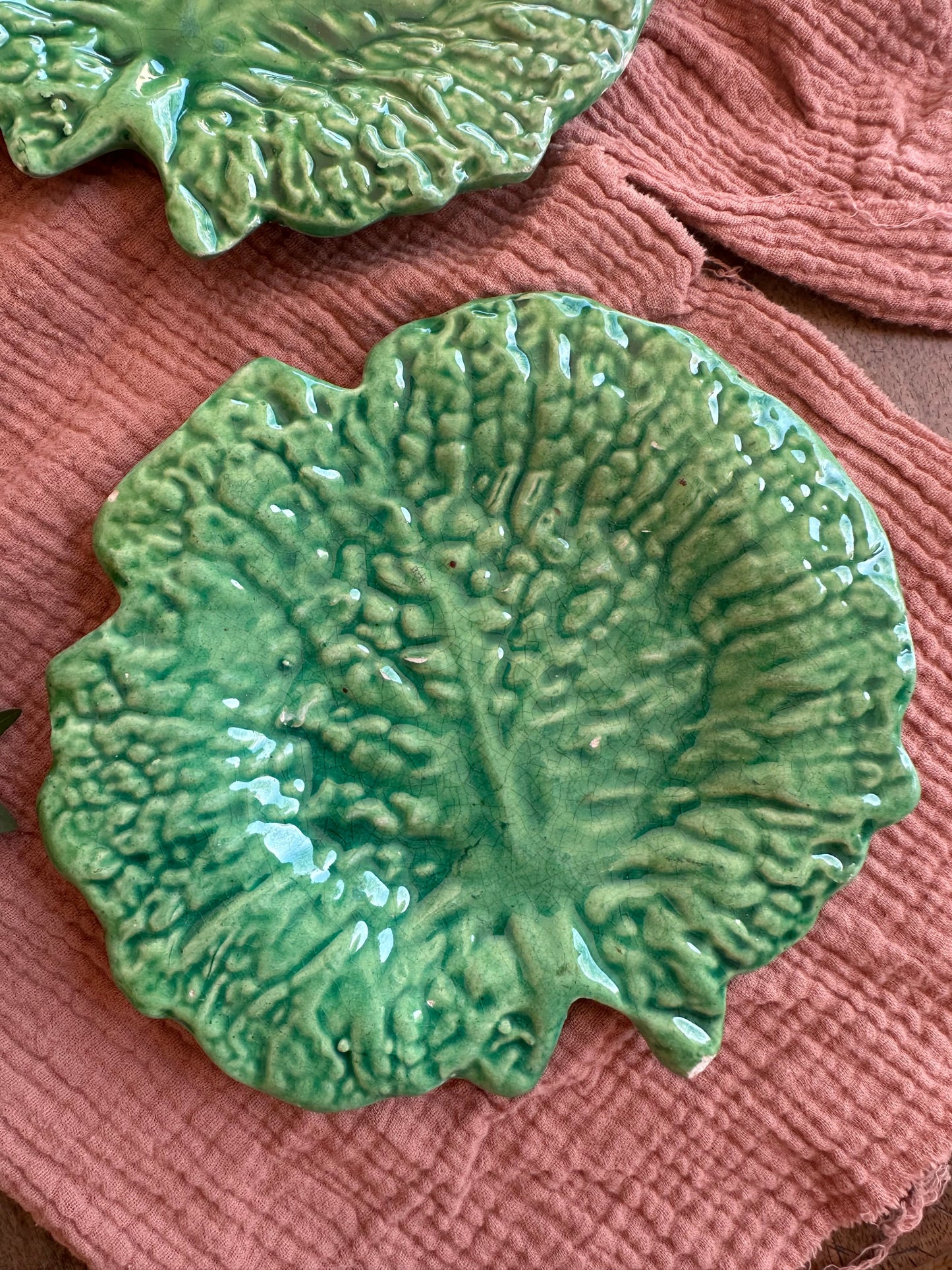 Ensemble de 2 assiettes en barbotine verte De Raymonde à Zoé