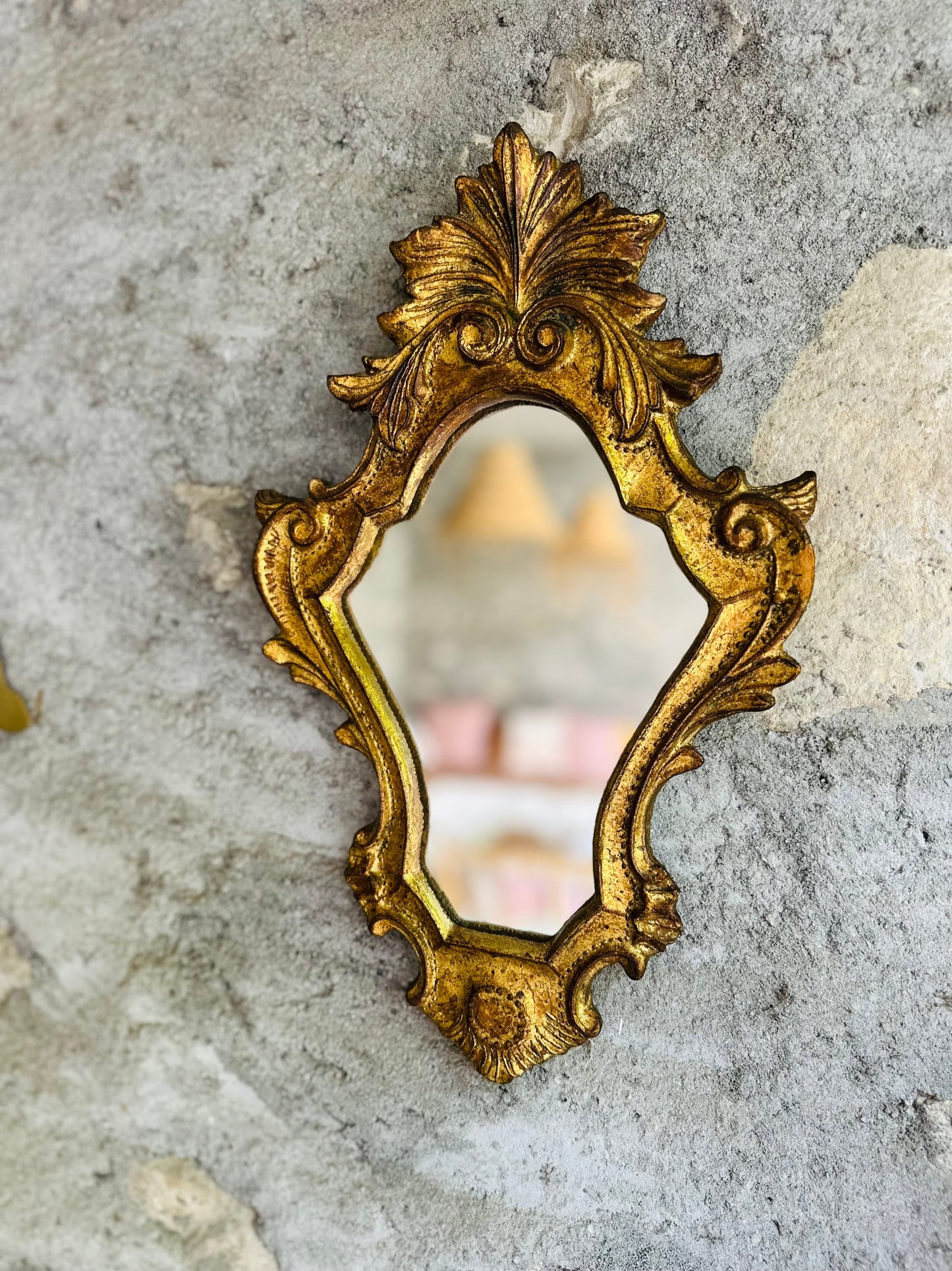 Petit miroir style baroque doré vintage De Raymonde à Zoé