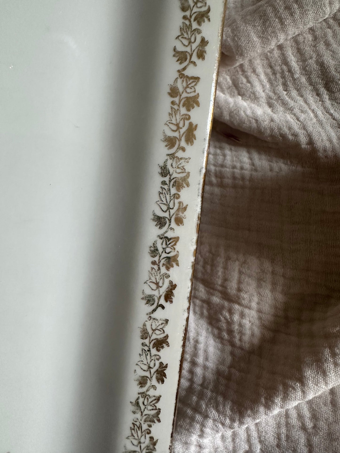 Plat a cake en porcelaine de Limoges De Raymonde à Zoé