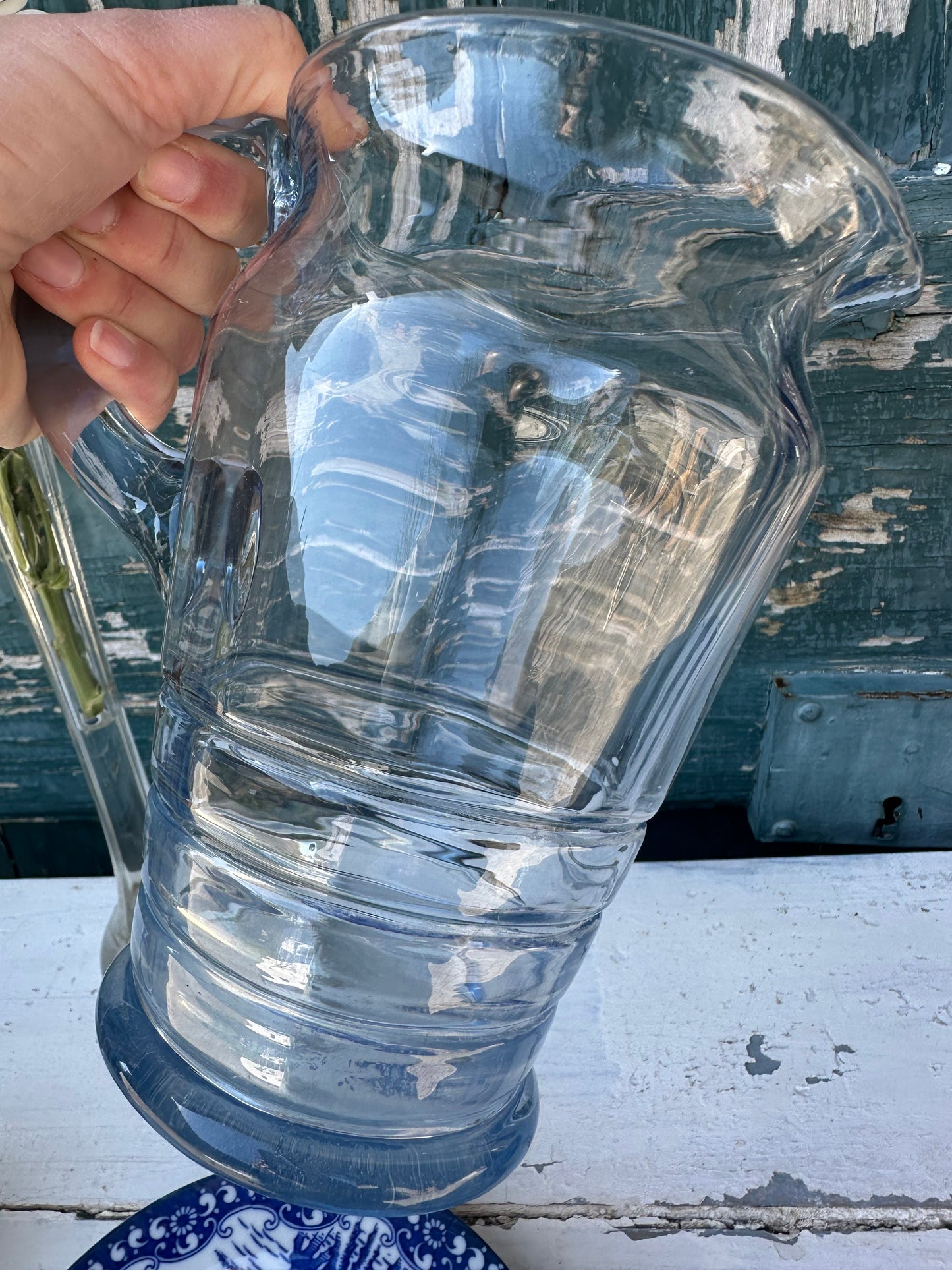 Carafe en verre bleue De Raymonde à Zoé