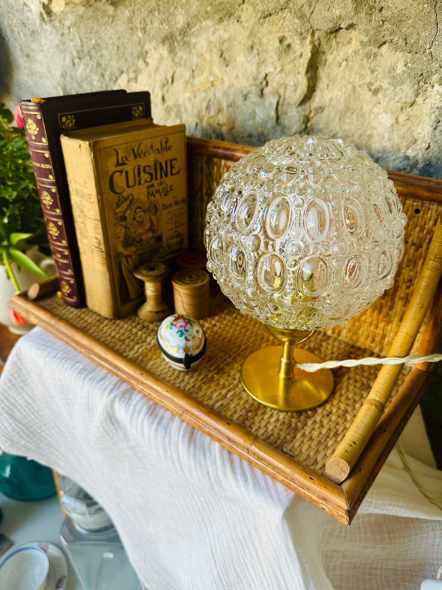 Lampe sur pied, globe chiné et cordon torsadé ivoire en tissu De Raymonde à Zoé