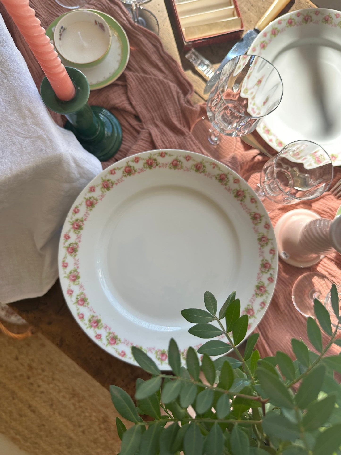 8 grandes assiettes plates en porcelaine de Limoges De Raymonde à Zoé