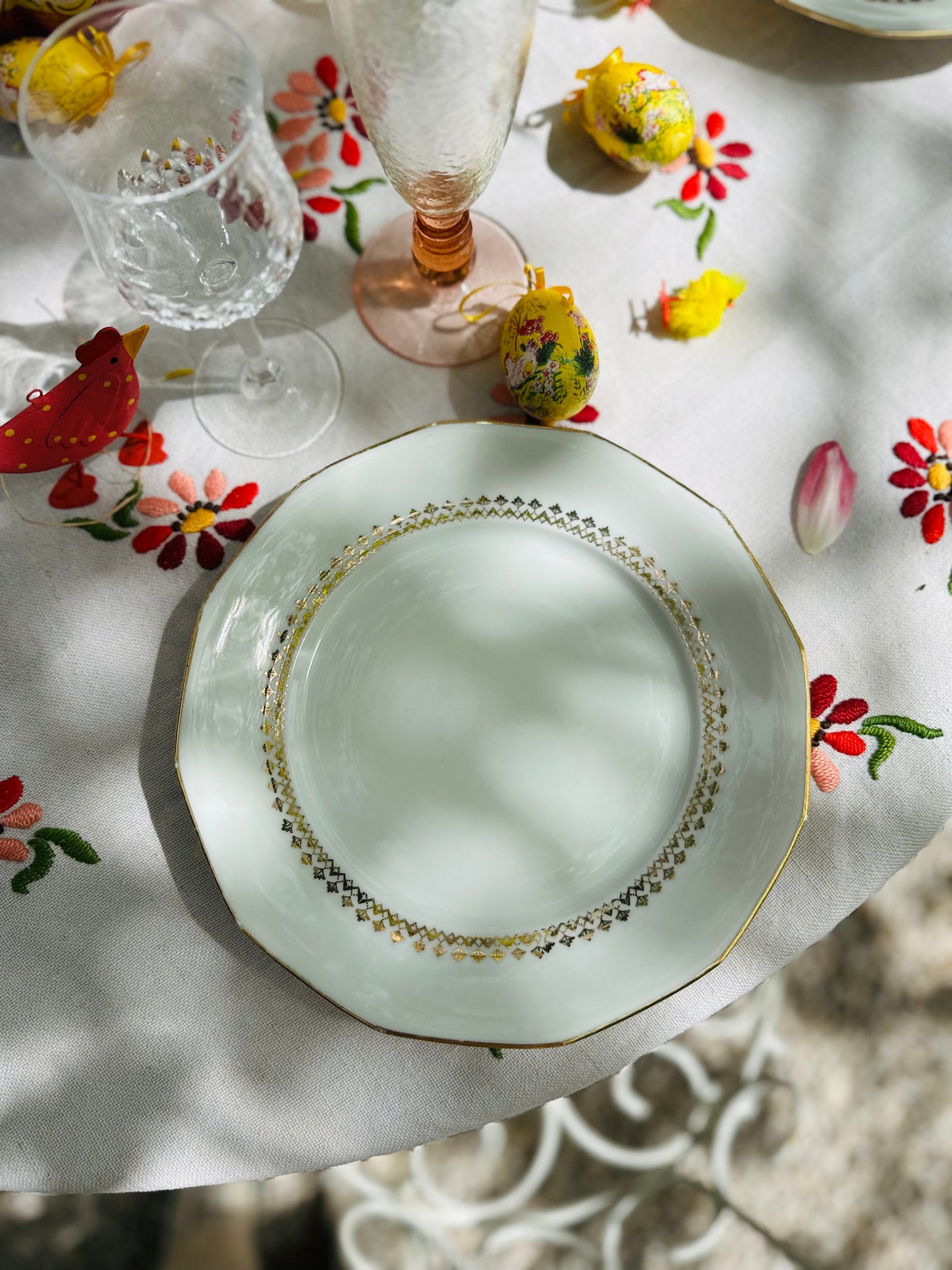 Assiette plate blanche et dorée en porcelaine De Raymonde à Zoé