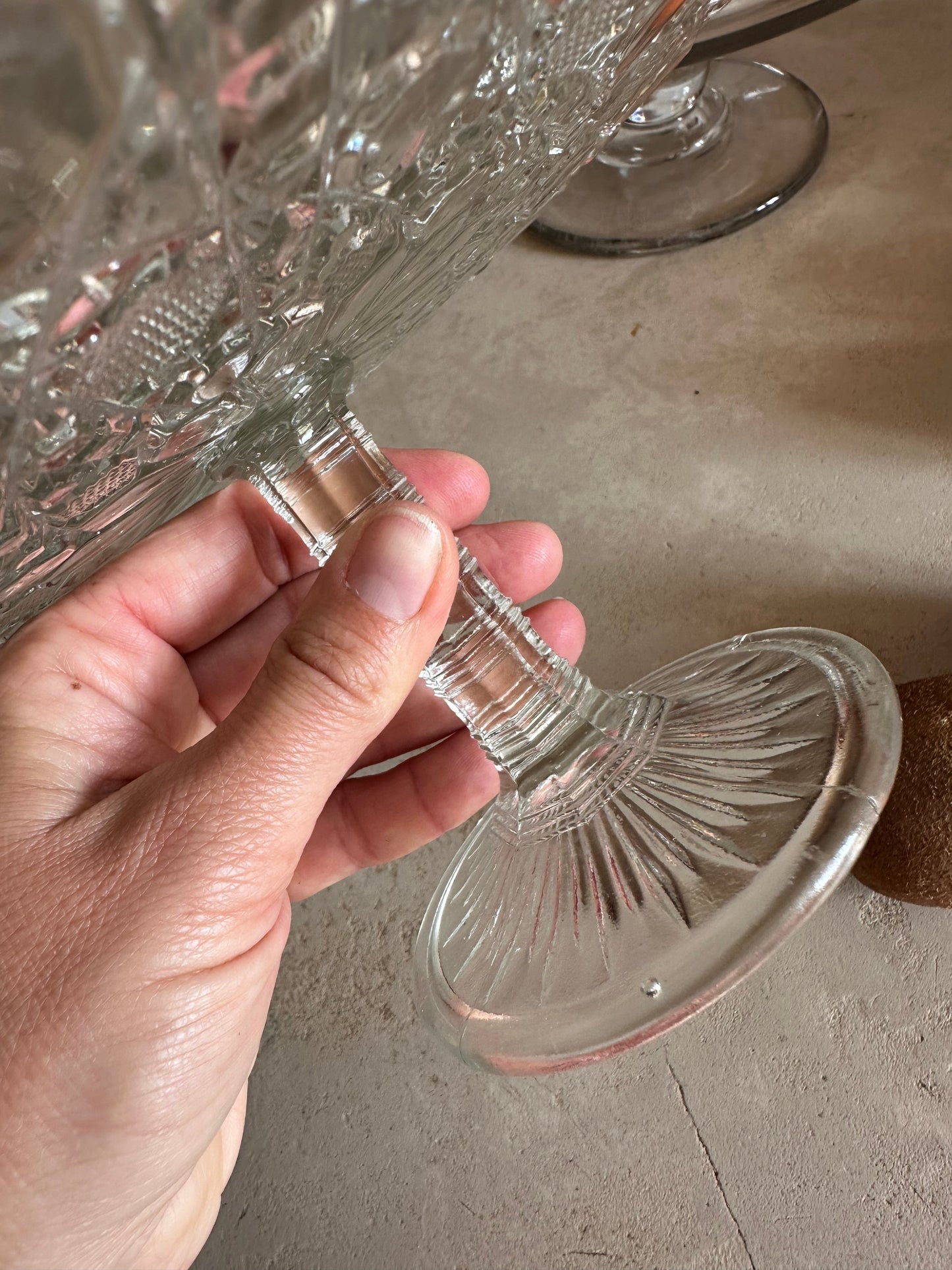 Plat sur pied en verre moulé De Raymonde à Zoé