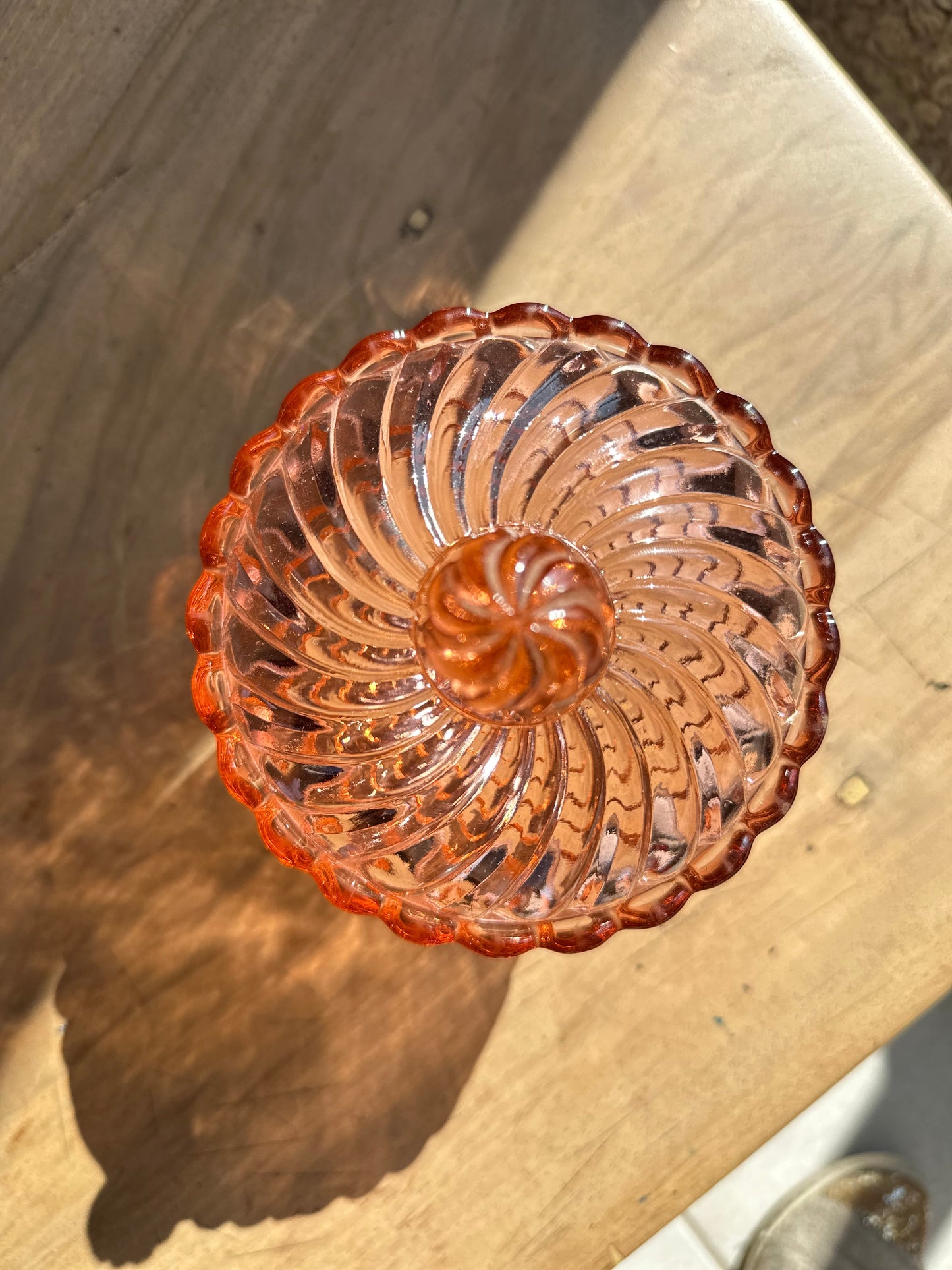 Bonbonnière en verre moulé rose De Raymonde à Zoé