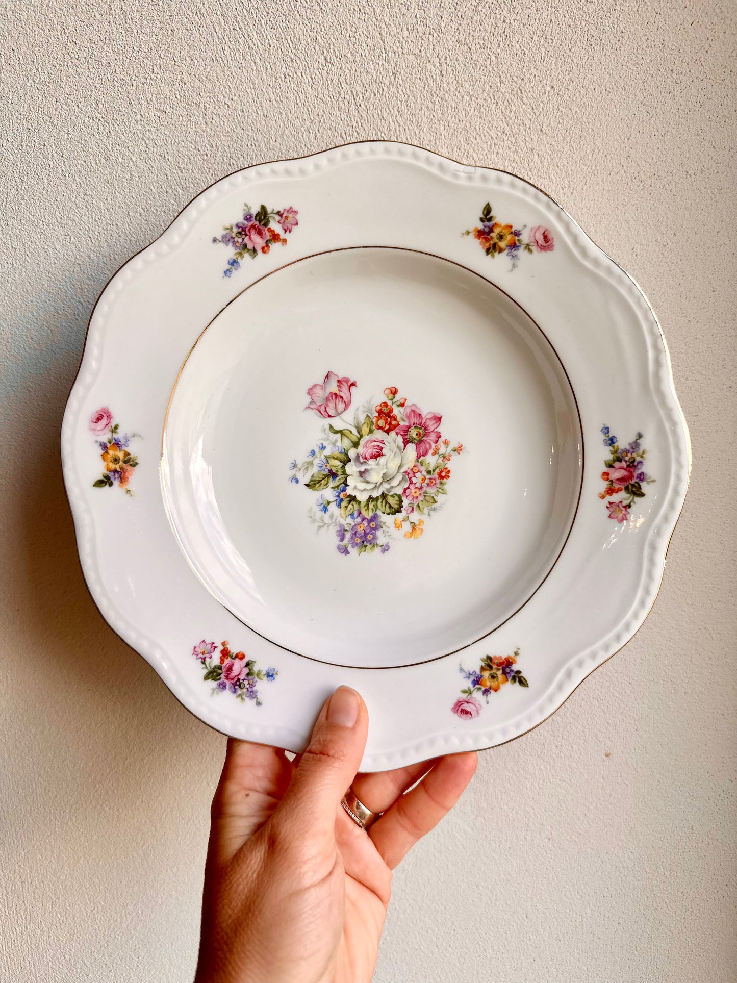 Assiette creuse fleurie en porcelaine De Raymonde à Zoé