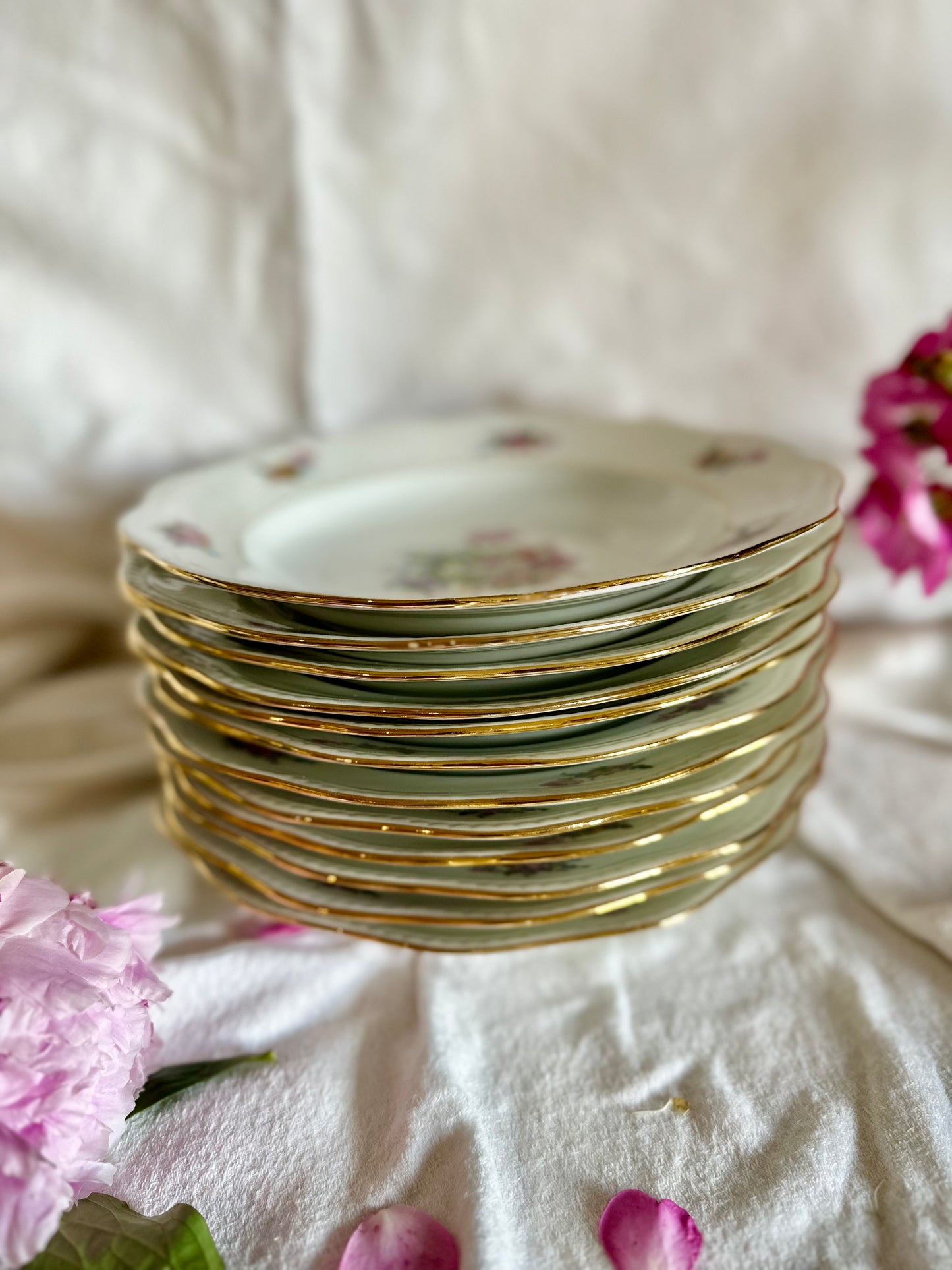 Assiette creuse fleurie en porcelaine De Raymonde à Zoé