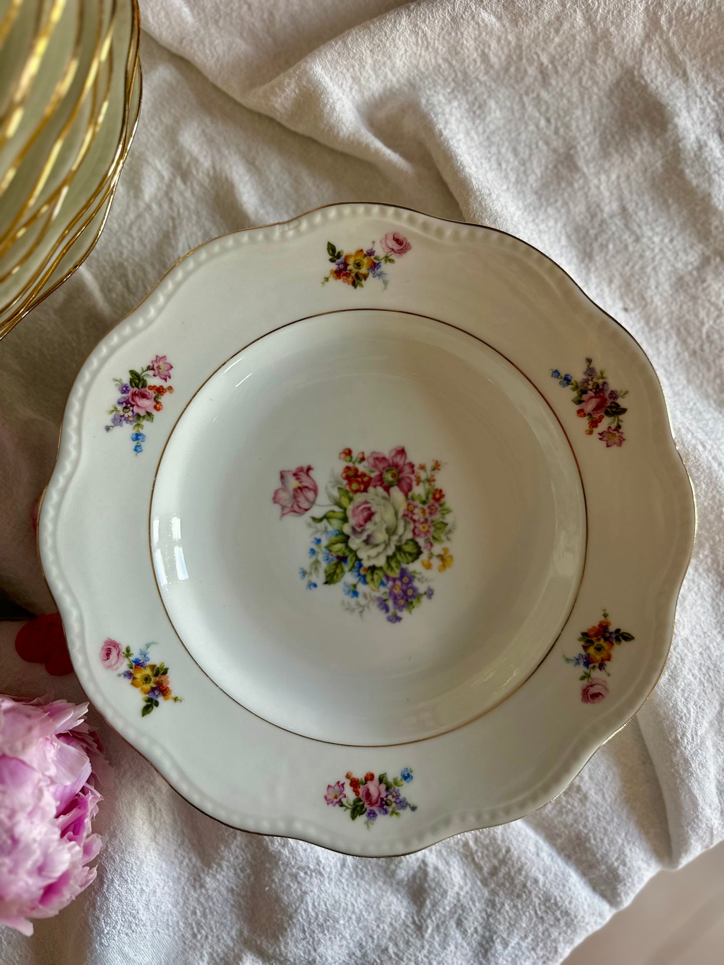 Assiette creuse fleurie en porcelaine De Raymonde à Zoé