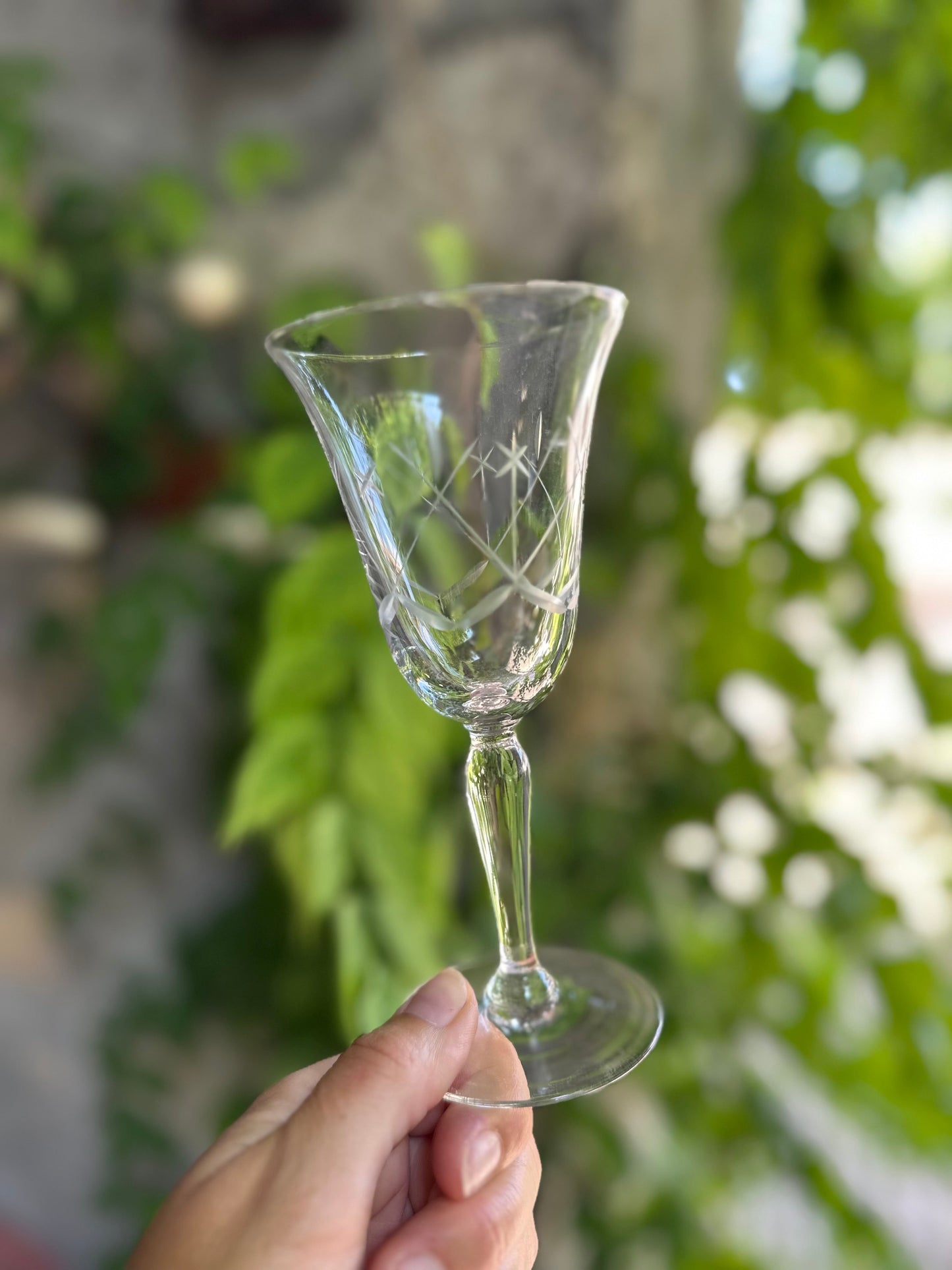 10 verres à vin en verre ciselé De Raymonde à Zoé