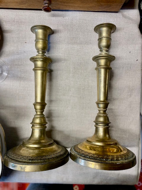 Grande paire de bougeoirs en laiton doré De Raymonde à Zoé