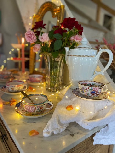 Théière en porcelaine blanche et dorée De Raymonde à Zoé