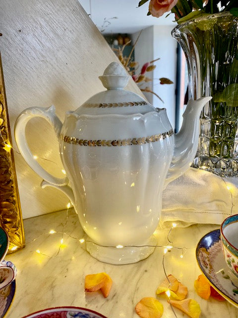 Théière en porcelaine blanche et dorée De Raymonde à Zoé