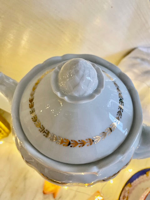 Théière en porcelaine blanche et dorée De Raymonde à Zoé