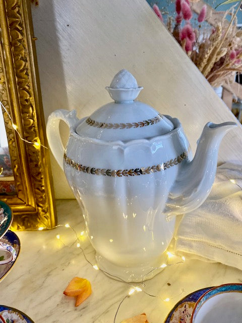 Théière en porcelaine blanche et dorée De Raymonde à Zoé