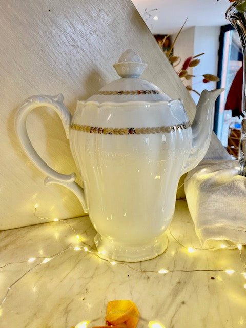 Théière en porcelaine blanche et dorée De Raymonde à Zoé