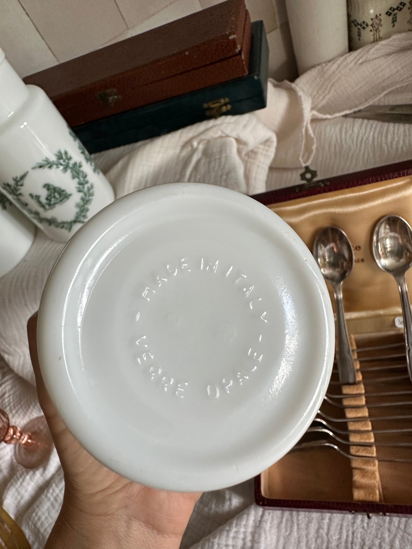 Pot à pharmacie en verre opale De Raymonde à Zoé