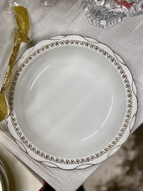 Grand plat rond et creux en porcelaine et dorures De Raymonde à Zoé