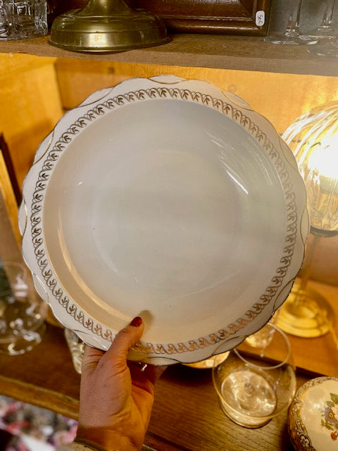 Grand plat rond et creux en porcelaine et dorures De Raymonde à Zoé