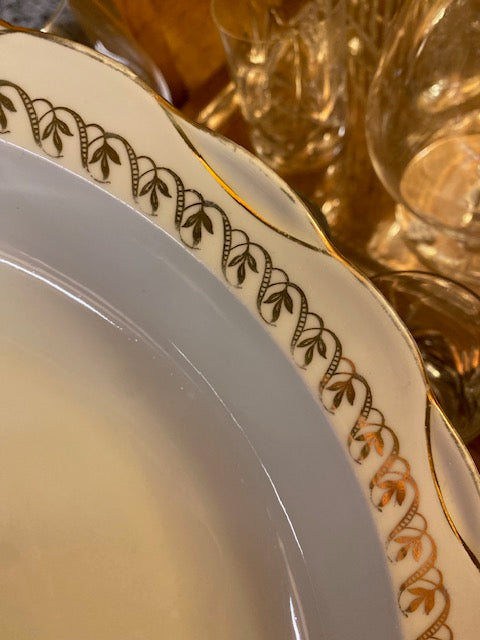 Grand plat rond et creux en porcelaine et dorures De Raymonde à Zoé