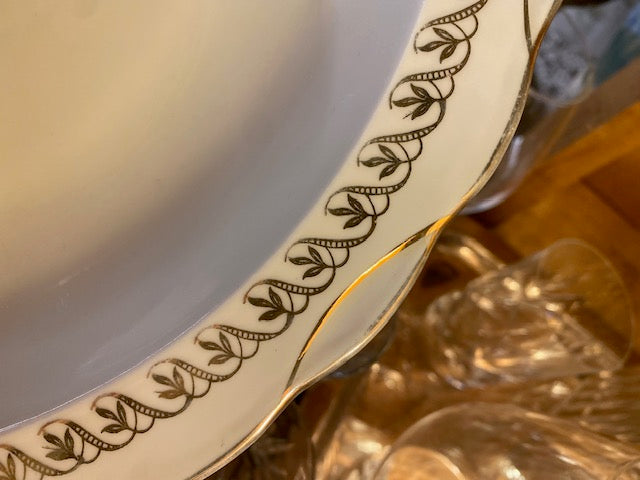 Grand plat rond et creux en porcelaine et dorures De Raymonde à Zoé
